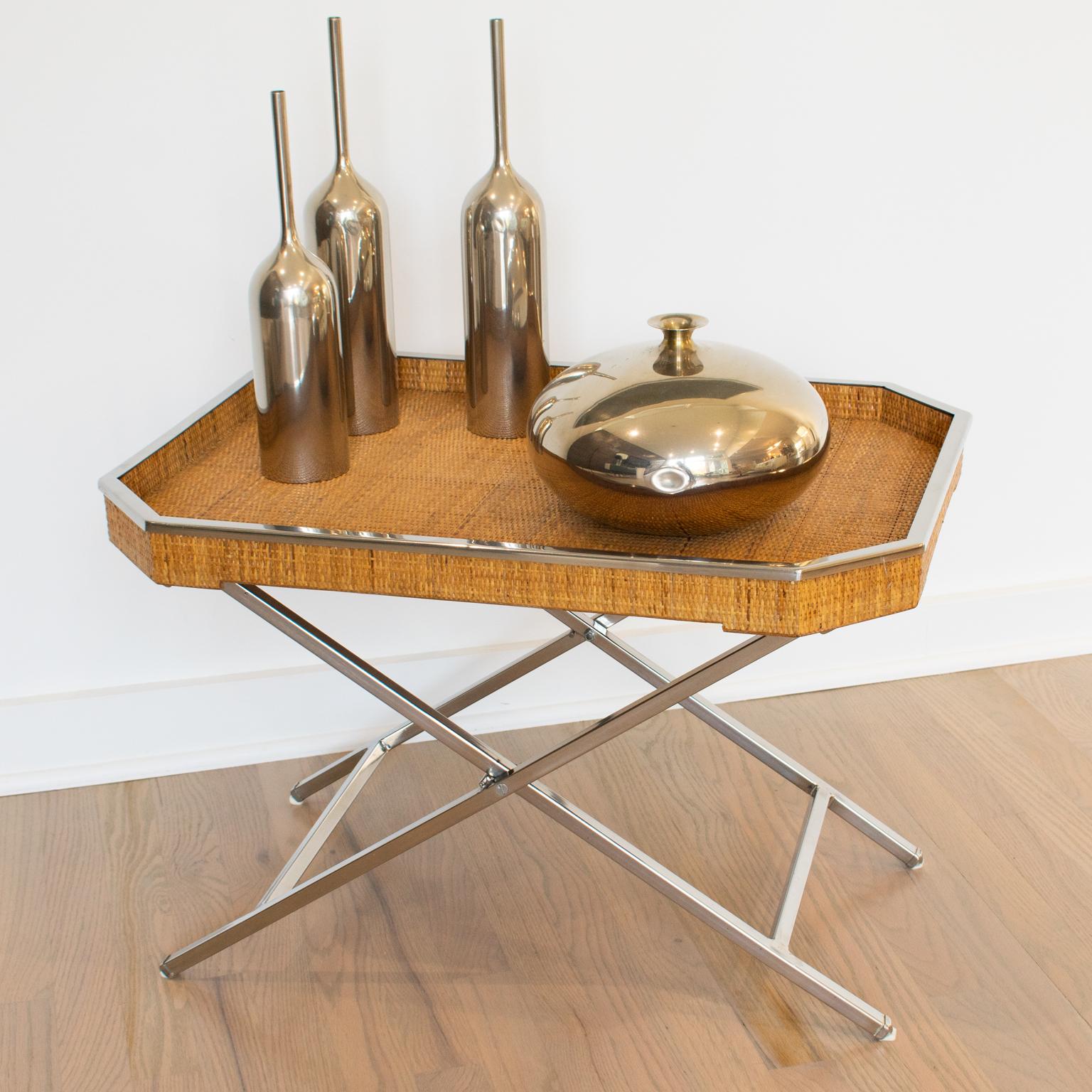 Moderno Tommaso Barbi Italy Folding Tray Table in Wicker and Chrome, circa 1970 in vendita