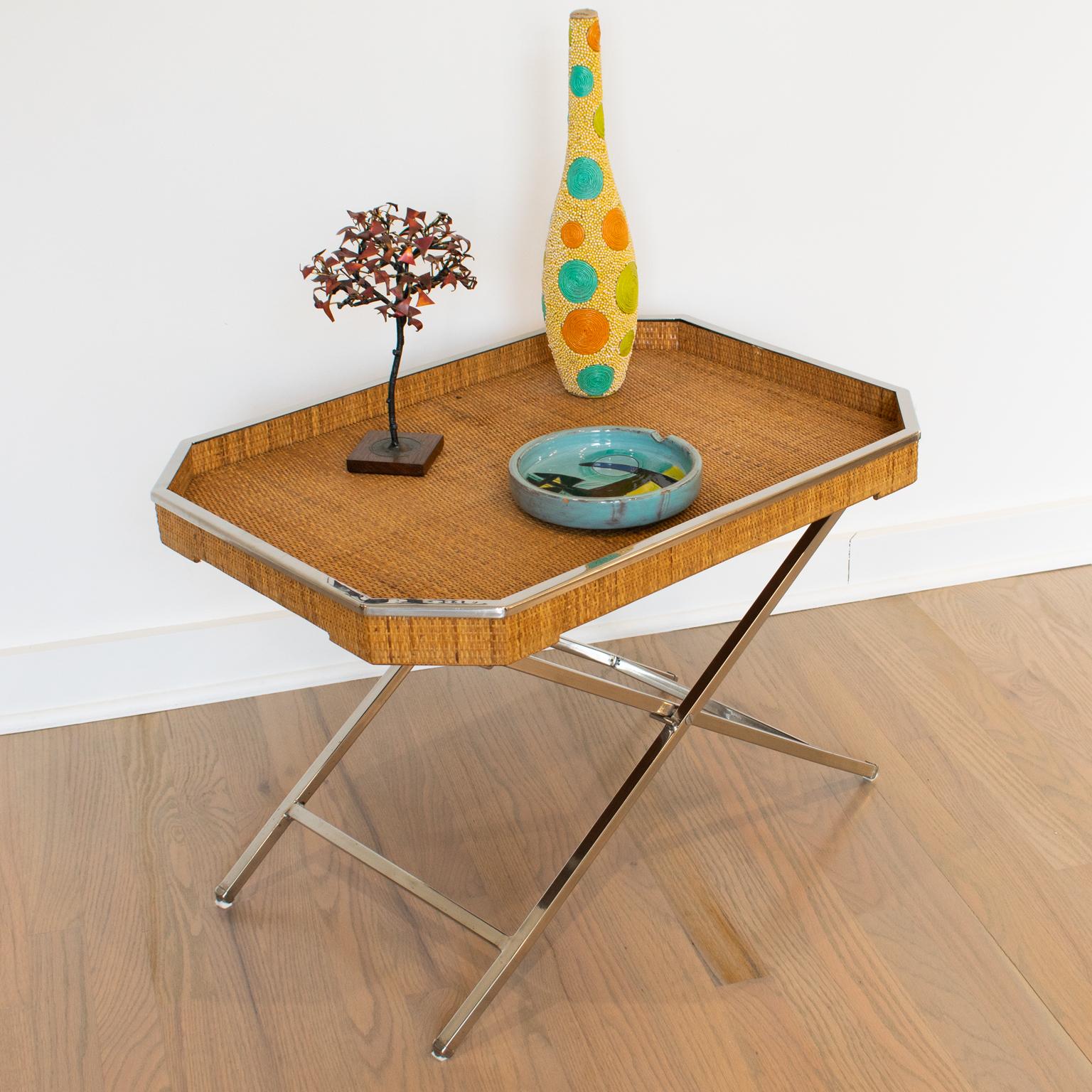 Italiano Tommaso Barbi Italy Folding Tray Table in Wicker and Chrome, circa 1970 in vendita