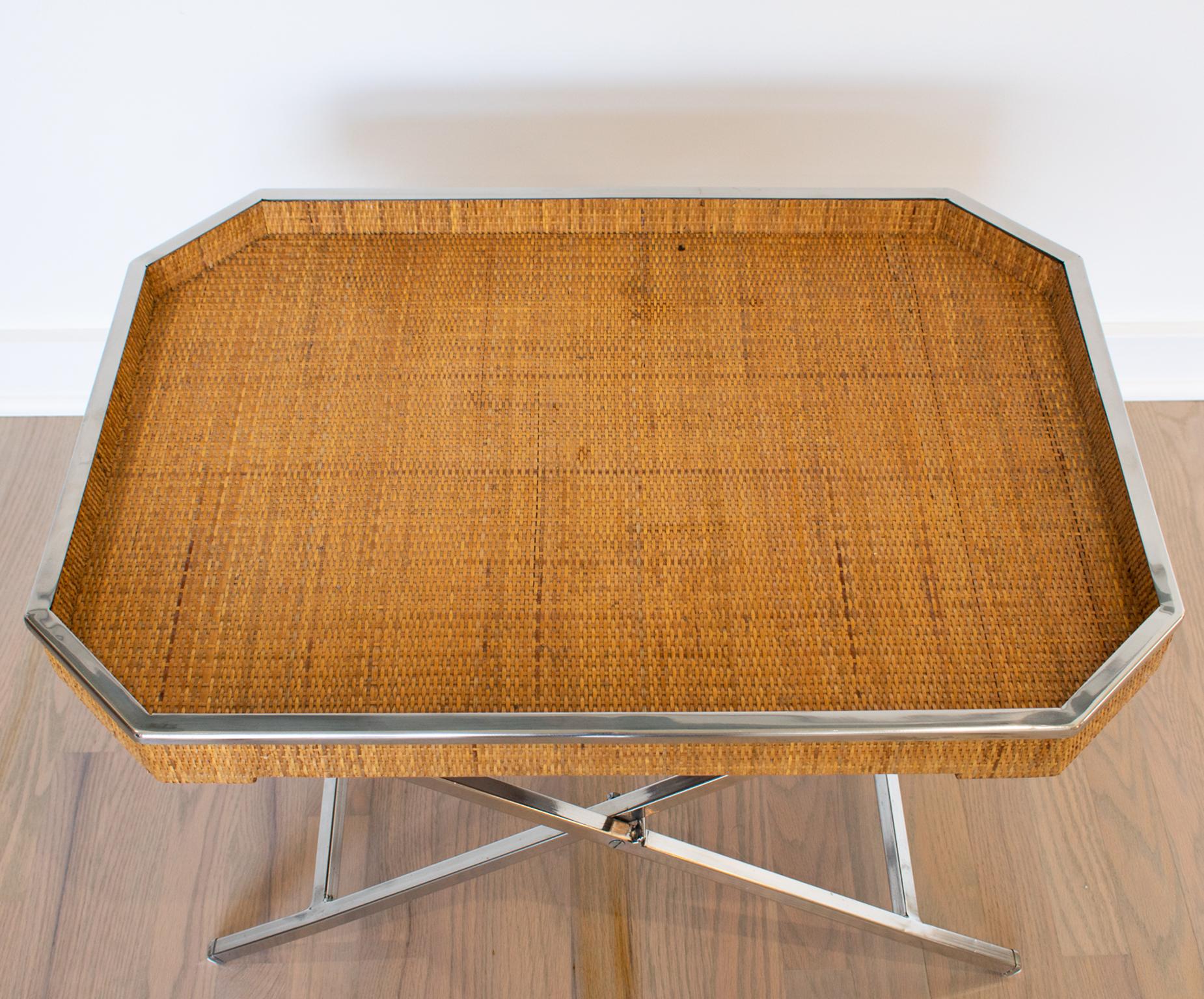 Tommaso Barbi Italy Folding Tray Table in Wicker and Chrome, circa 1970 In condizioni buone in vendita a Atlanta, GA