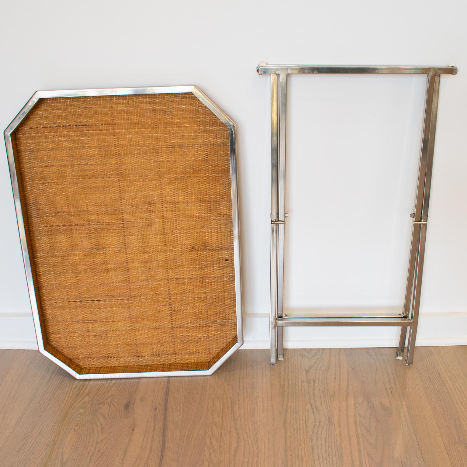 Metallo Tommaso Barbi Italy Folding Tray Table in Wicker and Chrome, circa 1970 in vendita