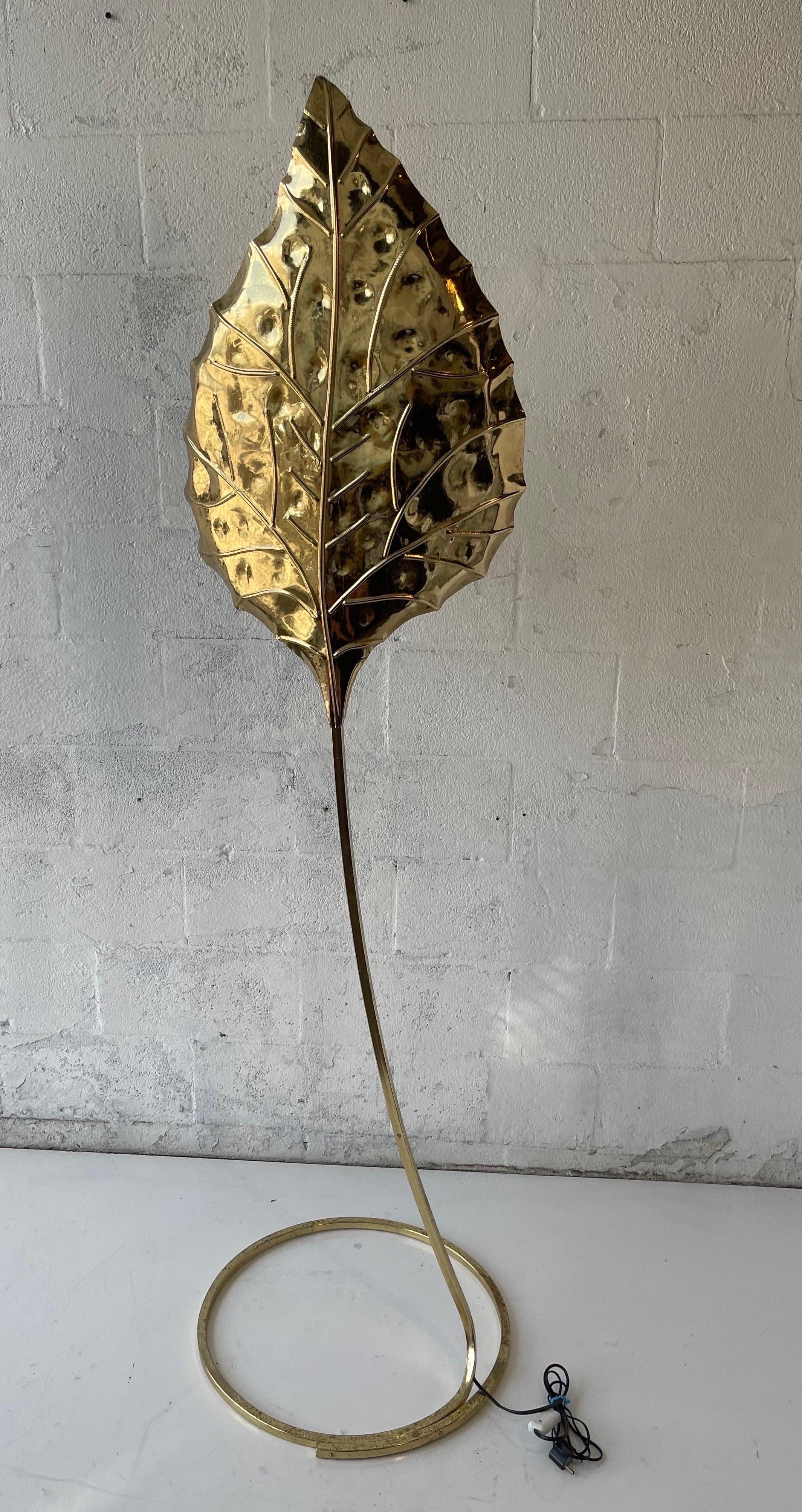 Tommaso Barbi Leaf shaped brass floor lamp, Italy, circa 1970.
One socket, 100 watts bulb max.
US rewired and In working condition.