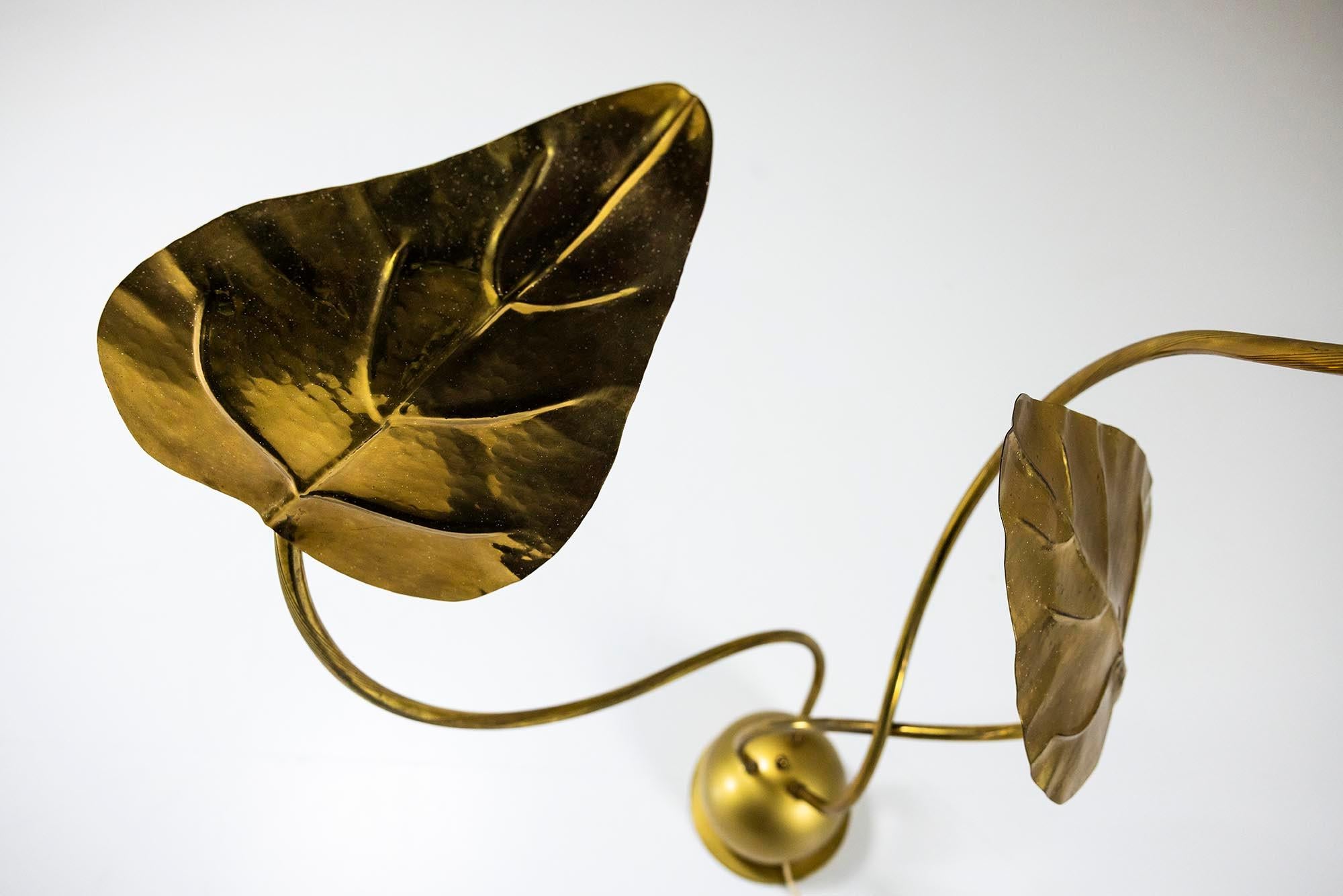 Lampadaire Tommaso Barbi en laiton martelé, Italie 1970 en vente 2