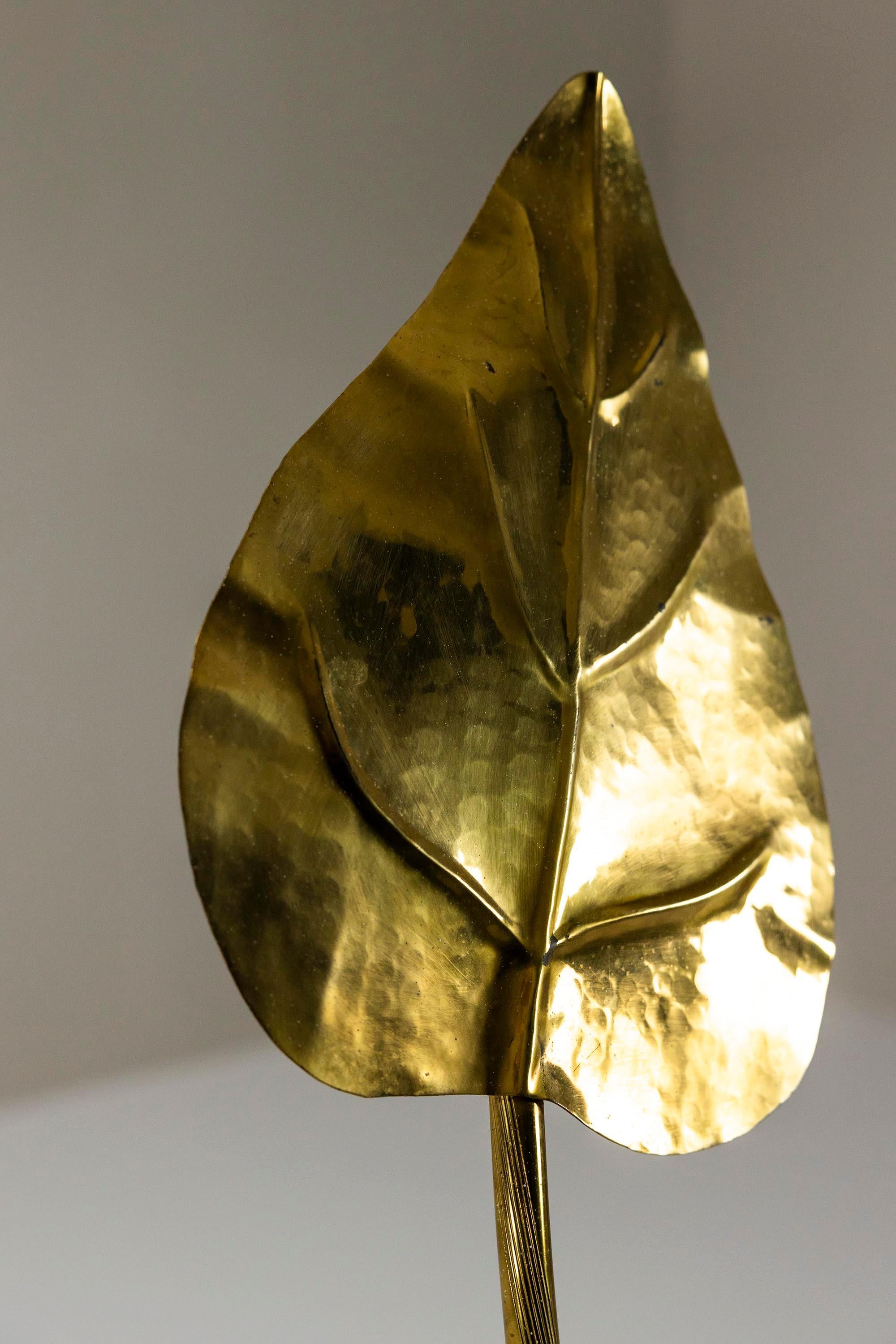 Lampadaire Tommaso Barbi en laiton martelé, Italie 1970 en vente 4