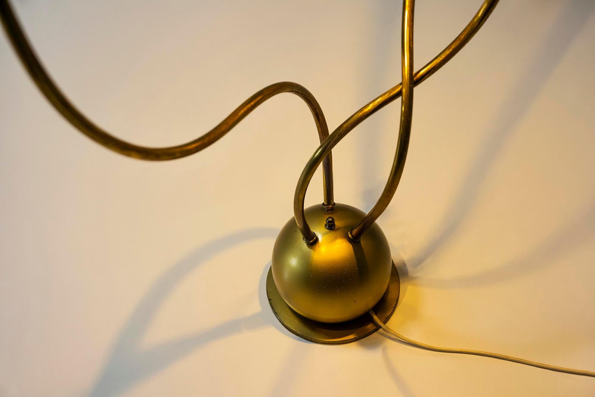 Lampadaire Tommaso Barbi en laiton martelé, Italie 1970 en vente 5