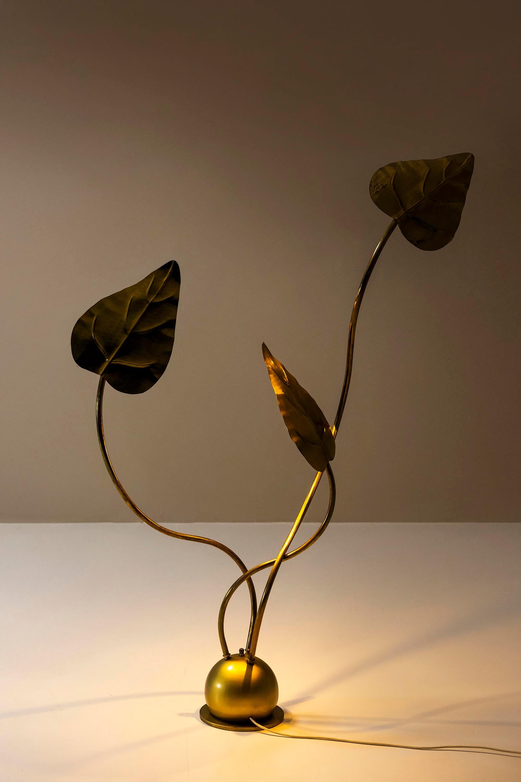Lampadaire Tommaso Barbi en laiton martelé, Italie 1970 en vente 8