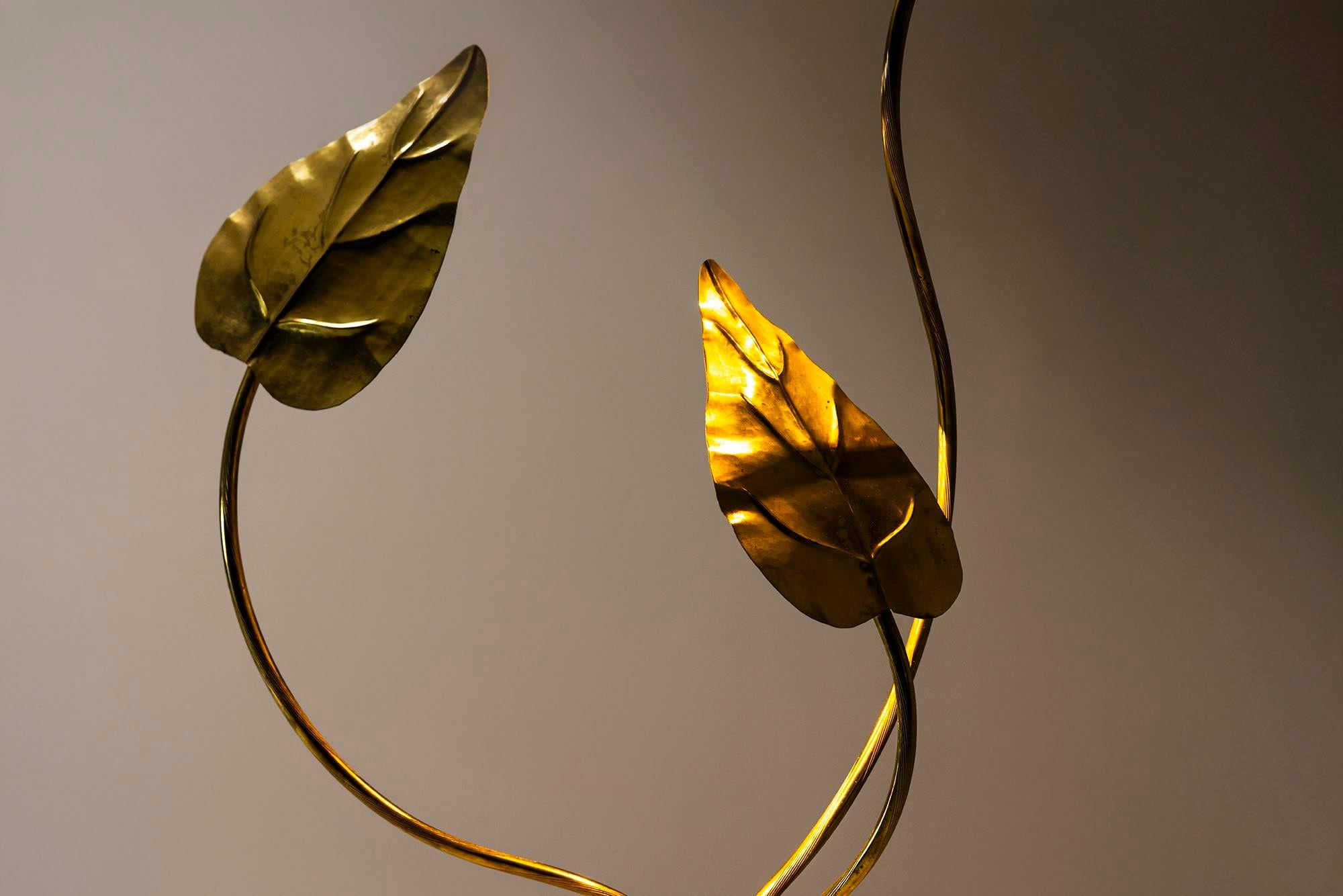 Lampadaire Tommaso Barbi en laiton martelé, Italie 1970 en vente 9