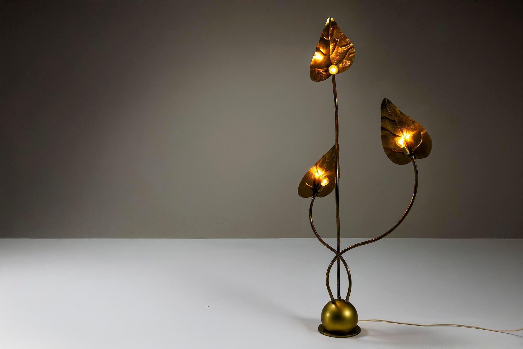 Tommaso Barbi, designer italien réputé pour ses créations élégantes et sculpturales, a apporté un sens de la nature dans son travail. Actif dans les années 1970 et 1980, Barbi a mélangé des formes organiques avec des matériaux luxueux, créant des