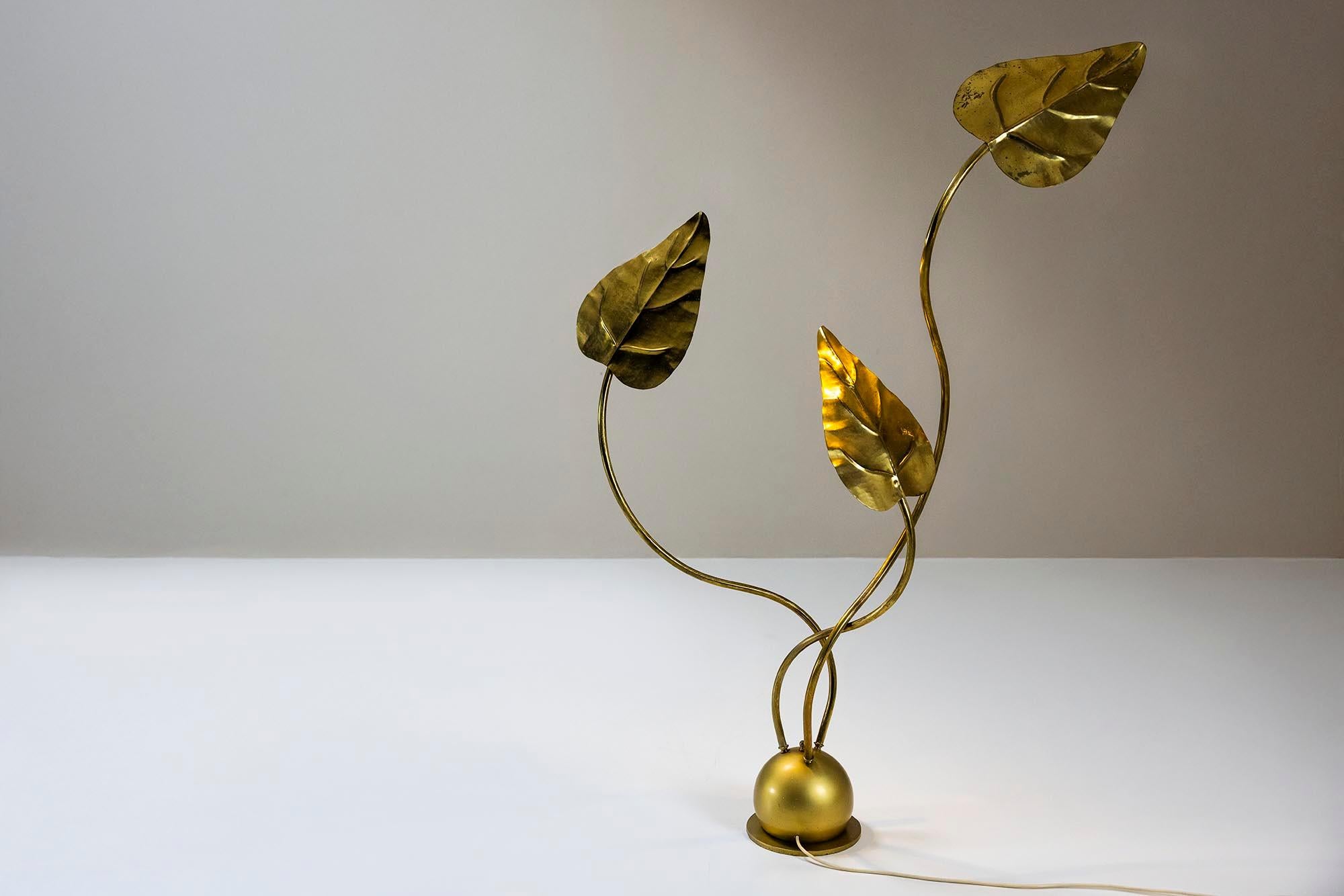 Mid-Century Modern Lampadaire Tommaso Barbi en laiton martelé, Italie 1970 en vente