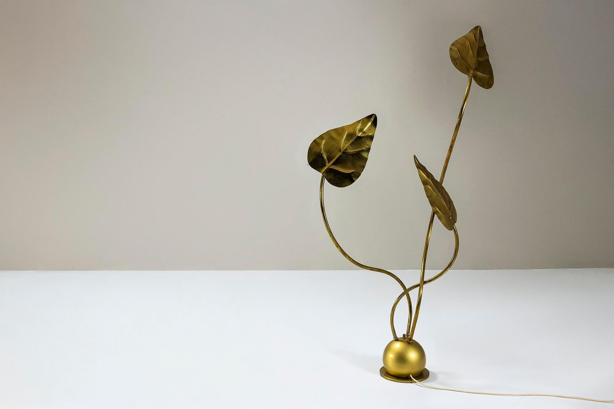 italien Lampadaire Tommaso Barbi en laiton martelé, Italie 1970 en vente