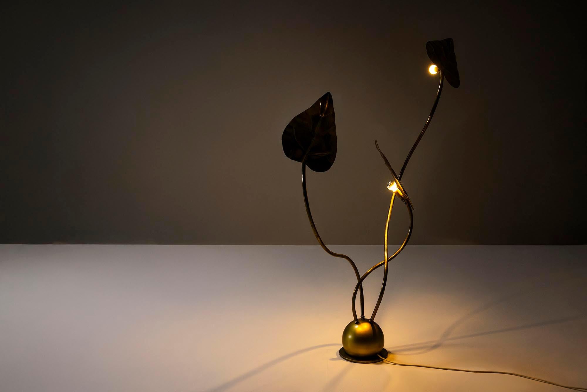 Martelé Lampadaire Tommaso Barbi en laiton martelé, Italie 1970 en vente