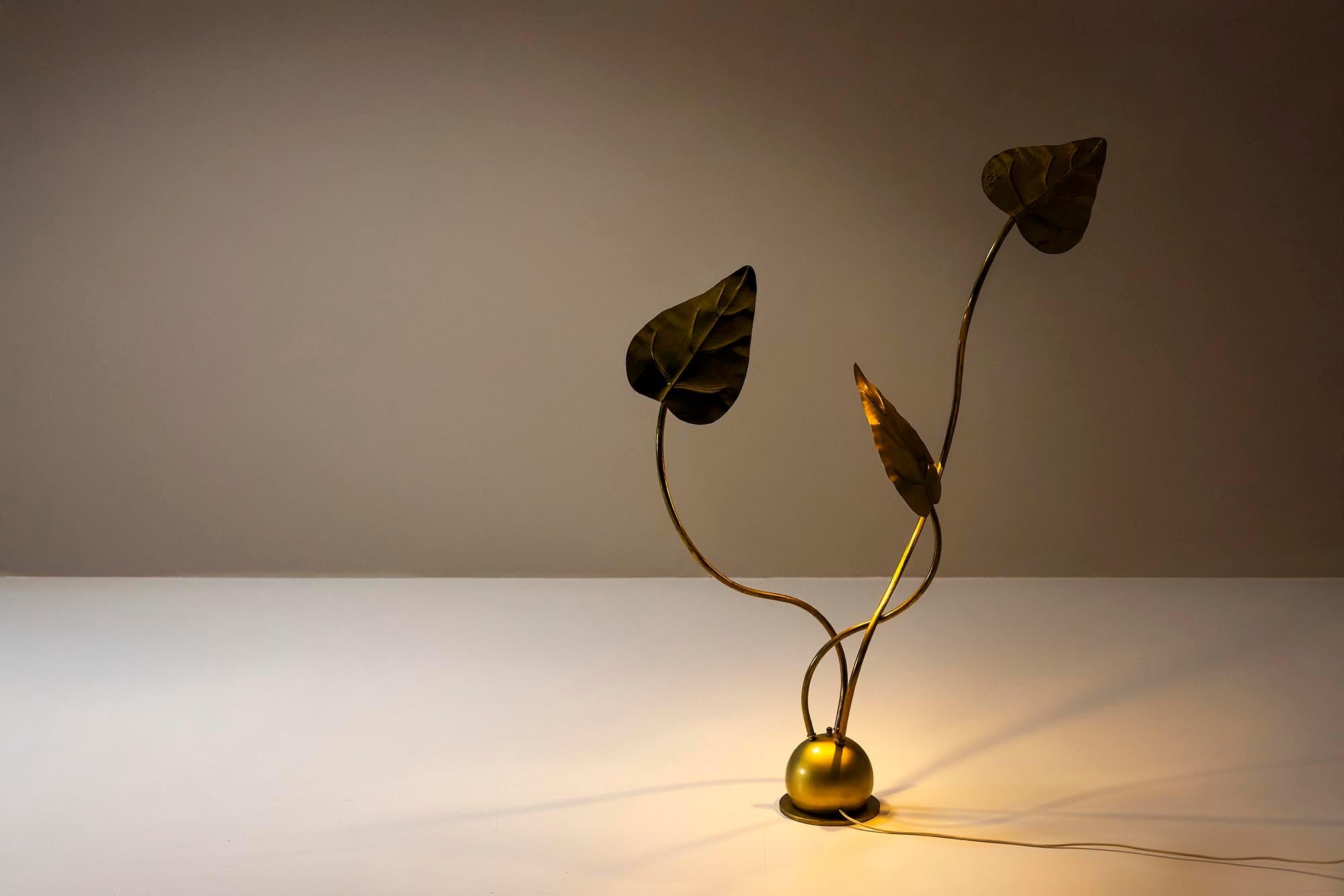 Lampadaire Tommaso Barbi en laiton martelé, Italie 1970 Bon état - En vente à Hellouw, NL