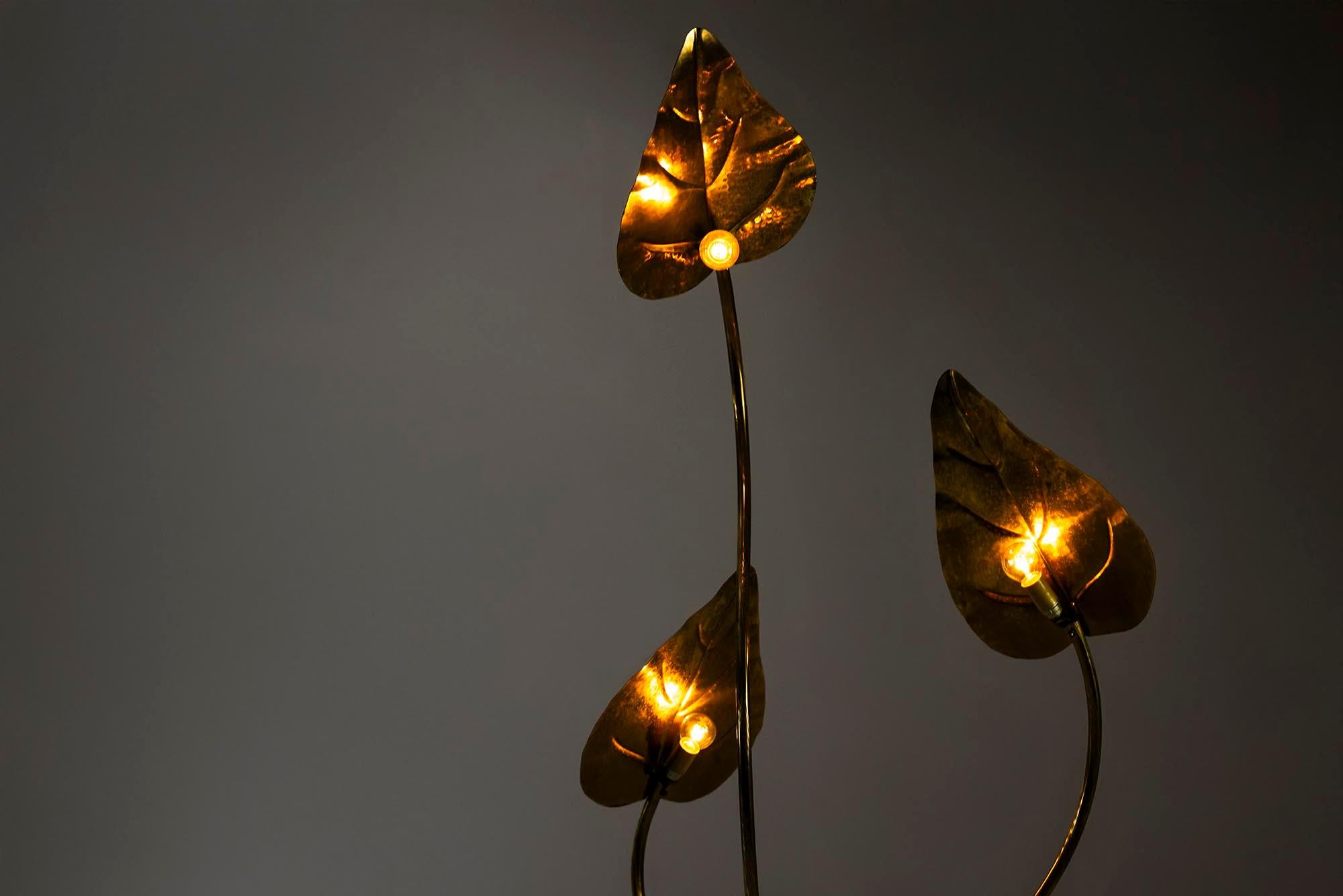 Fin du 20e siècle Lampadaire Tommaso Barbi en laiton martelé, Italie 1970 en vente