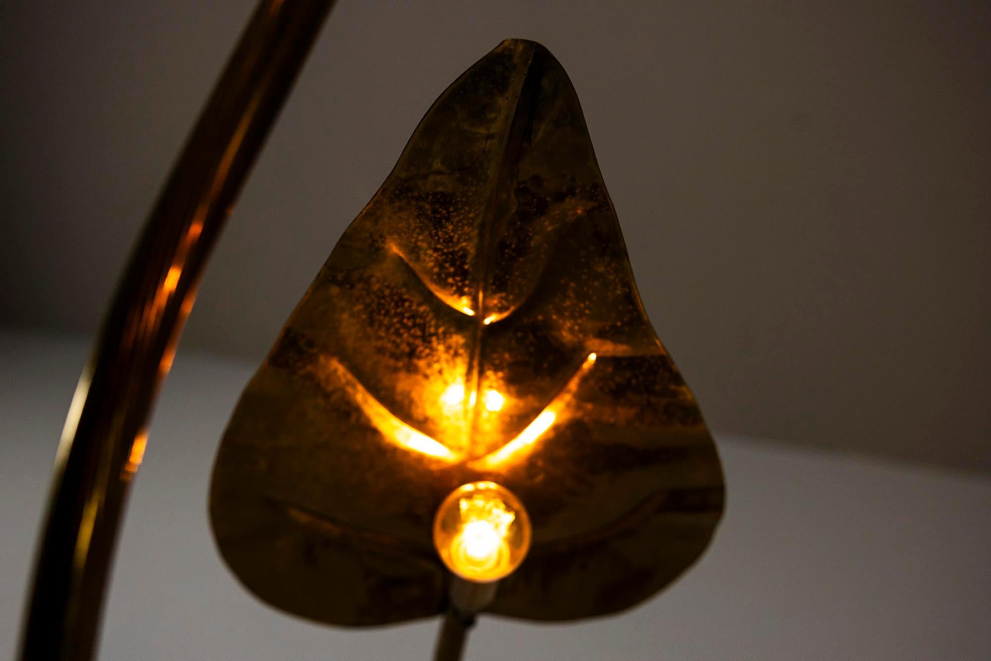 Lampadaire Tommaso Barbi en laiton martelé, Italie 1970 en vente 1