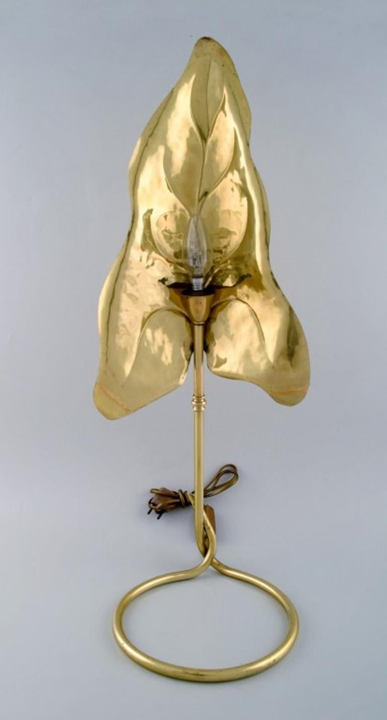 Italian Tommaso Barbi, Leaf-Shaped Table Lamp in Brass, Mid-20th Century For Sale