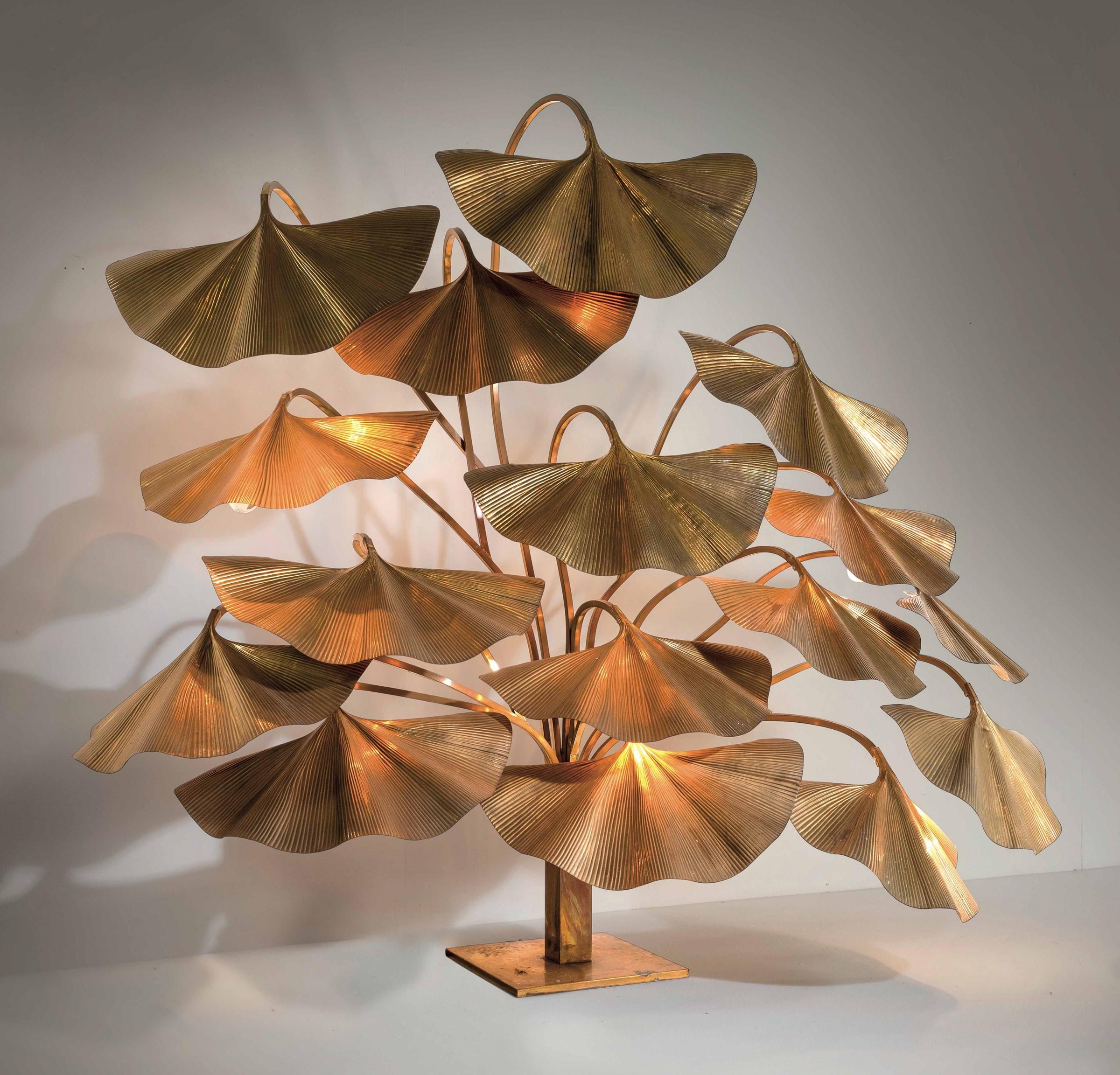 European, Italian, Midcentury Modern, Brass, Floor Light Lamp By Tommaso Barbi.

Tommaso Barbi
Large lamp composed of 16 leaves each with its own light, structure and reflectors are in brass and chiseled brass.

Production Bottega Gadda, Italy,