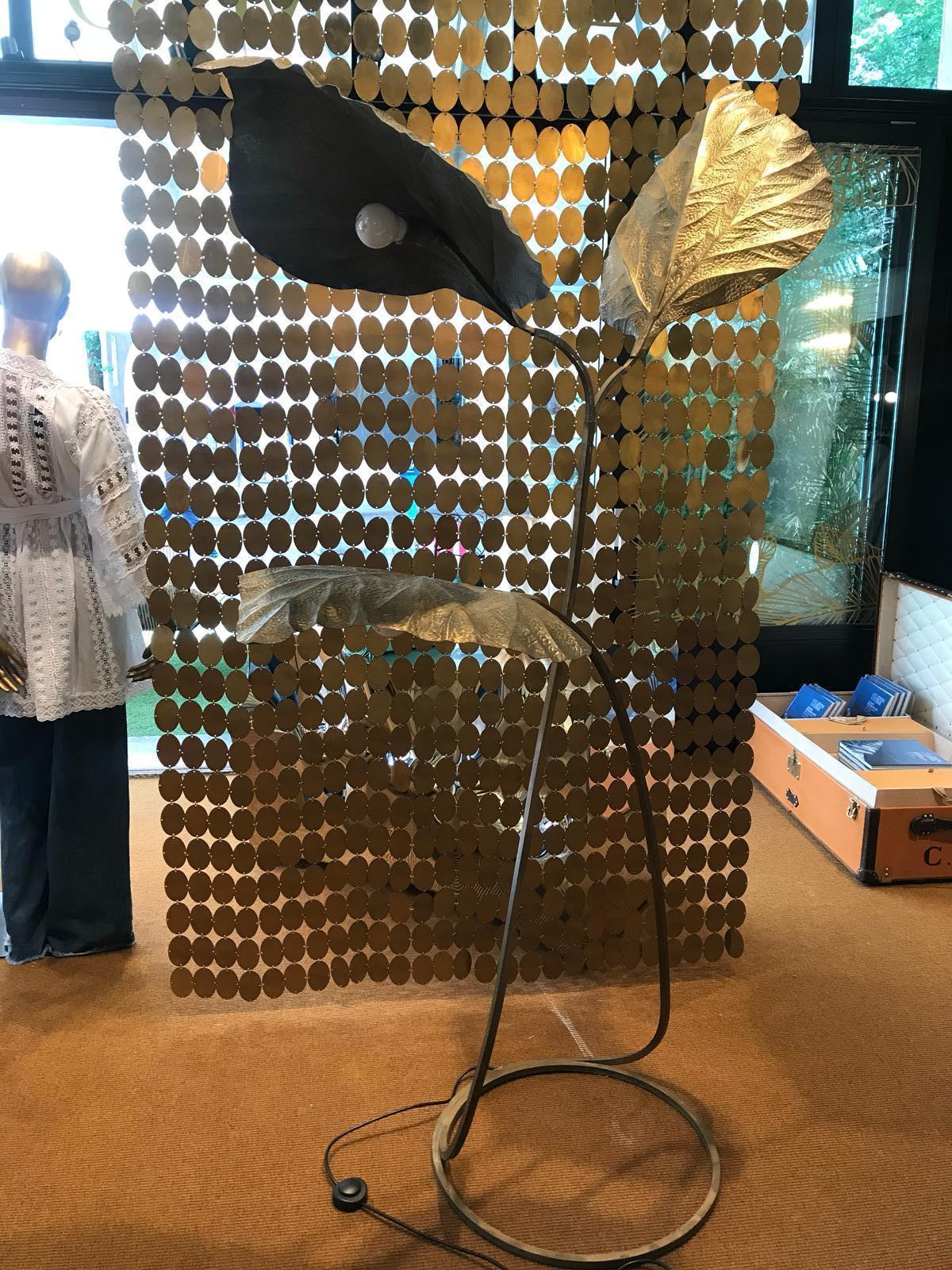One of the most famous works of Tommaso Barbi, the leafs lamps.
This is the 3 leafs floor lamp model, made in Italy in the 1970

It's possible to turn the leaves in the direction you prefer if you don't like the actual one,
but you need to