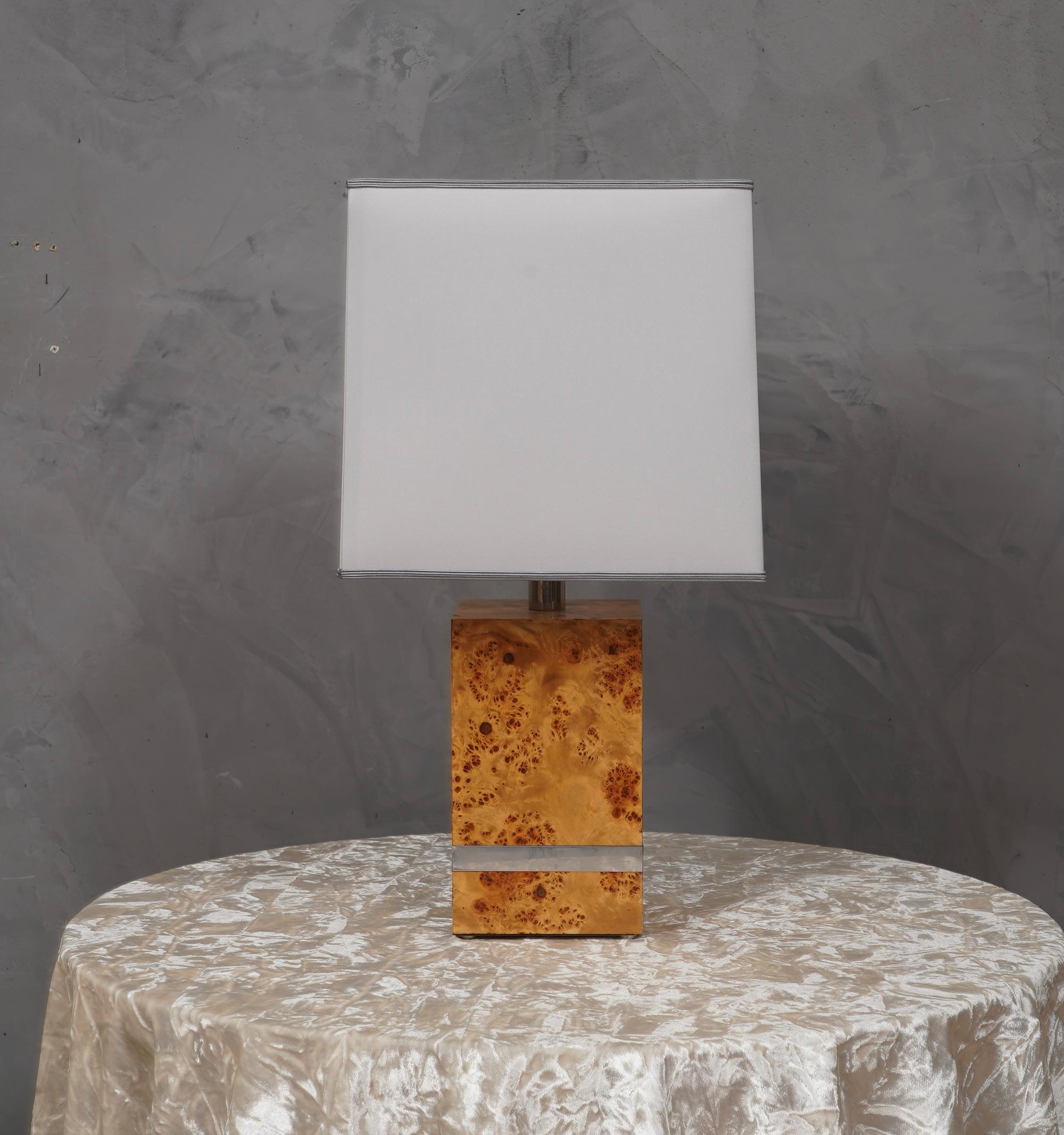 Refined and particular table lamp by Tommaso Barbi, clean in its style, the table lamp is full of precious and distinctive materials.

The table lamp has a square shape and is made of poplar veneered wood. in the lower part of the base a satin