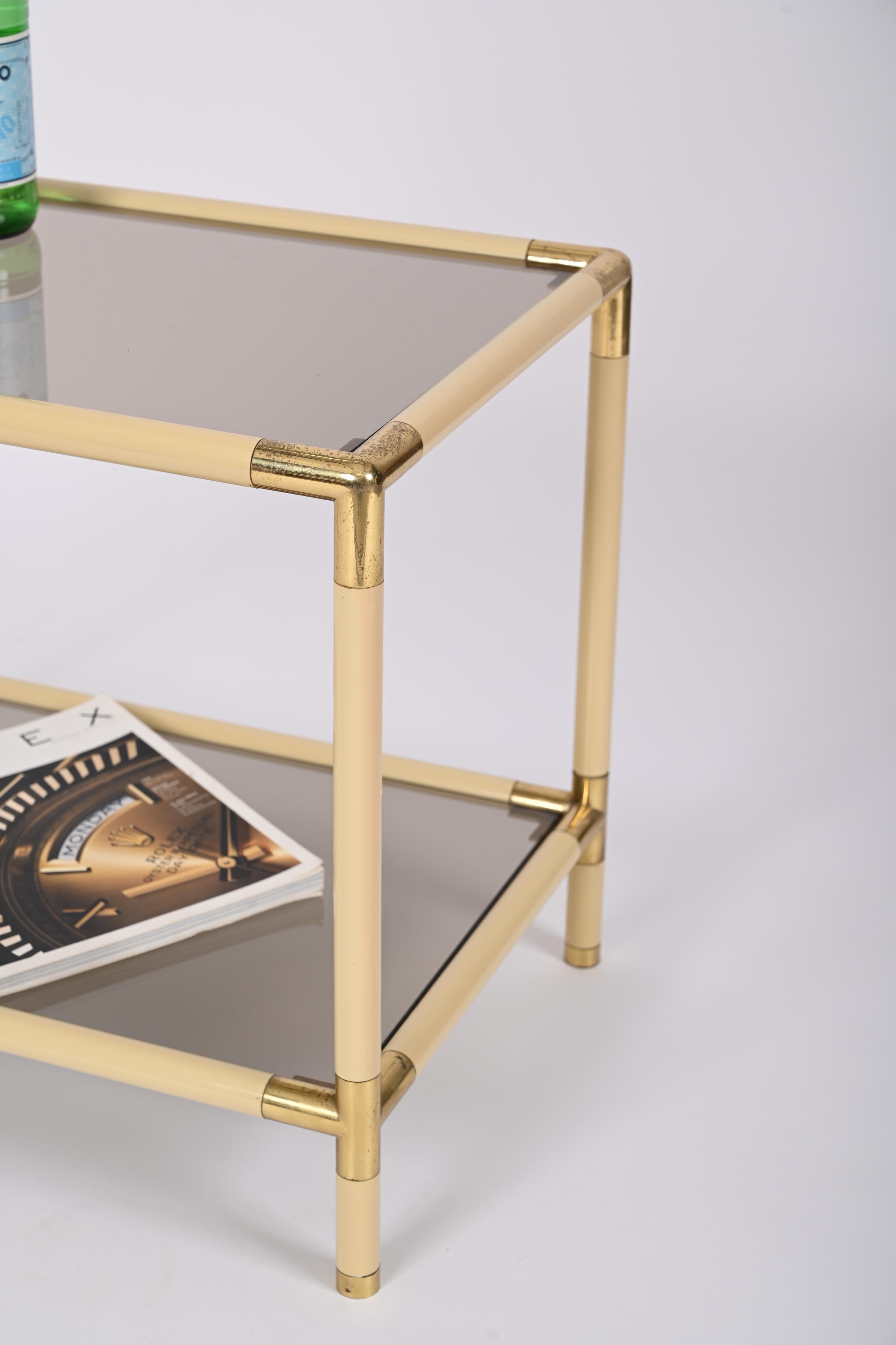 Italienischer Couchtisch aus Metall, Messing und Rauchglas von Tommaso Barbi, 1970er Jahre im Angebot 5