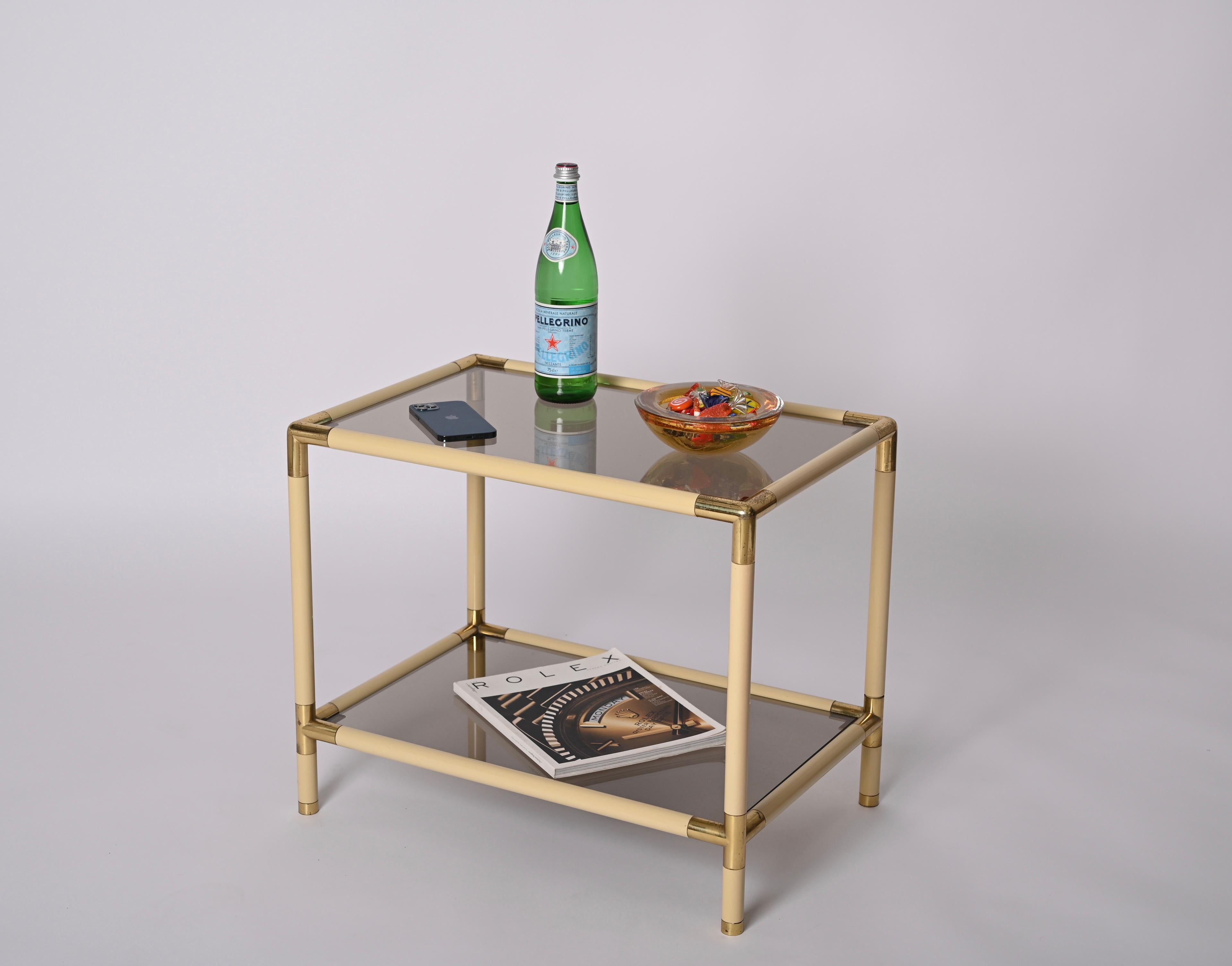 Mid-Century Modern Table basse italienne Tommaso Barbi en métal, laiton et verre fumé, 1970 en vente