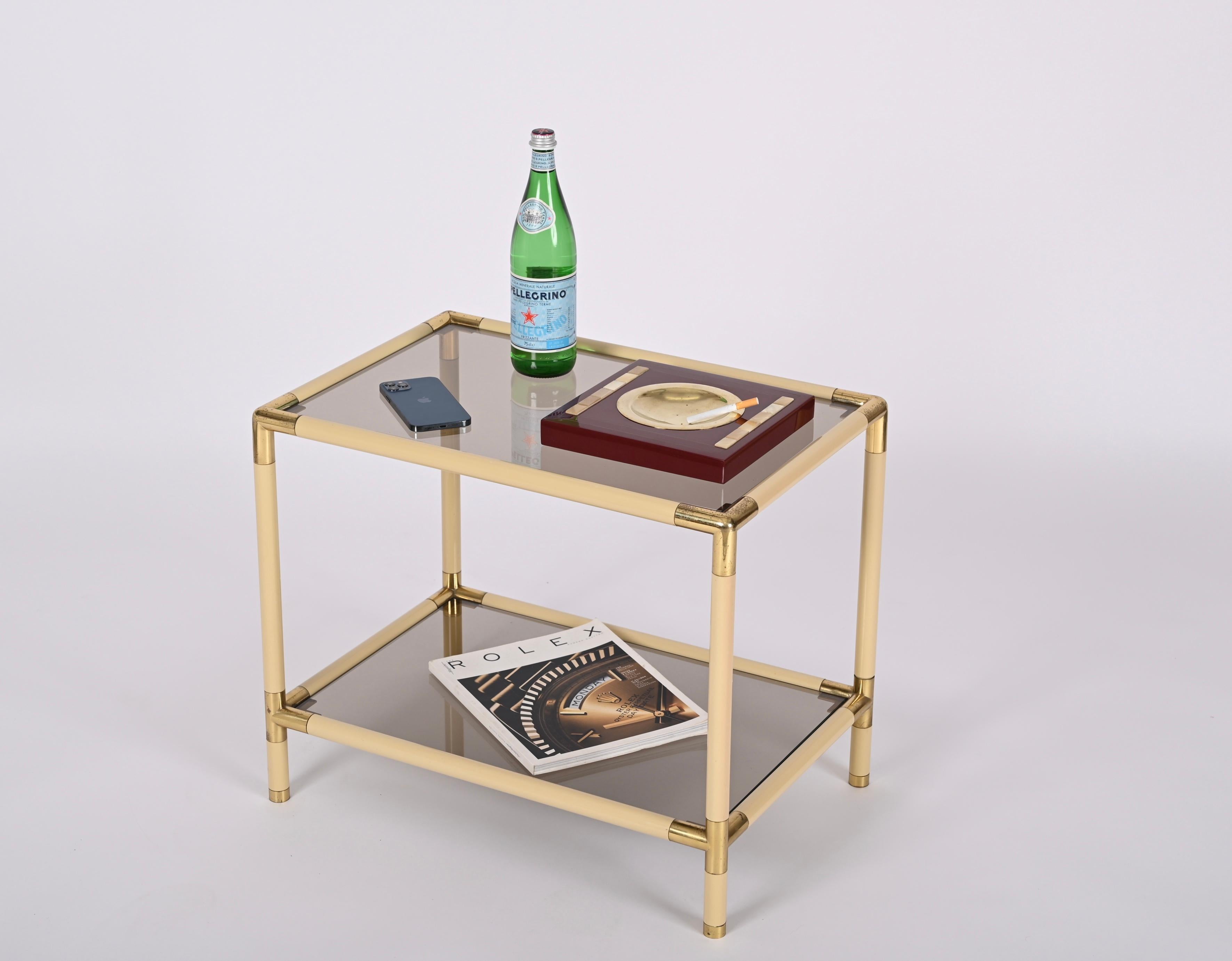 Table basse italienne Tommaso Barbi en métal, laiton et verre fumé, 1970 en vente 2