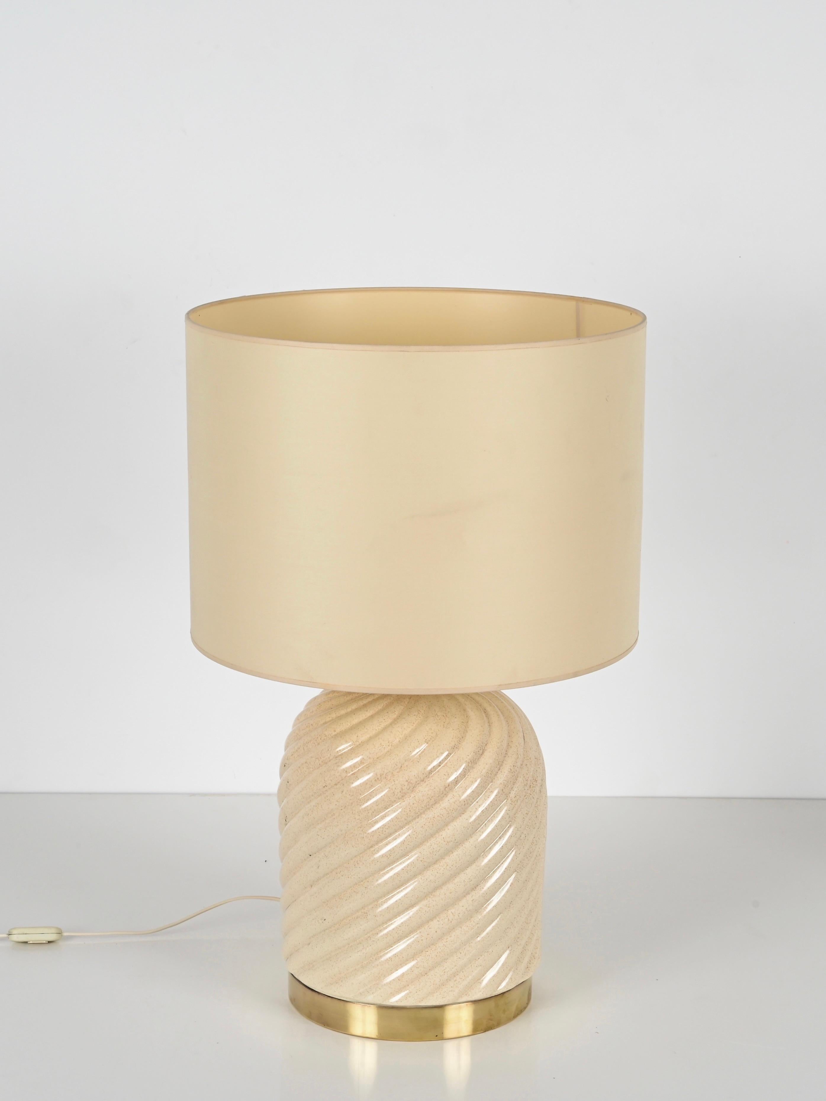 Tommaso Barbi Lampada da tavolo italiana di metà secolo in ceramica beige e ottone, anni '70 2