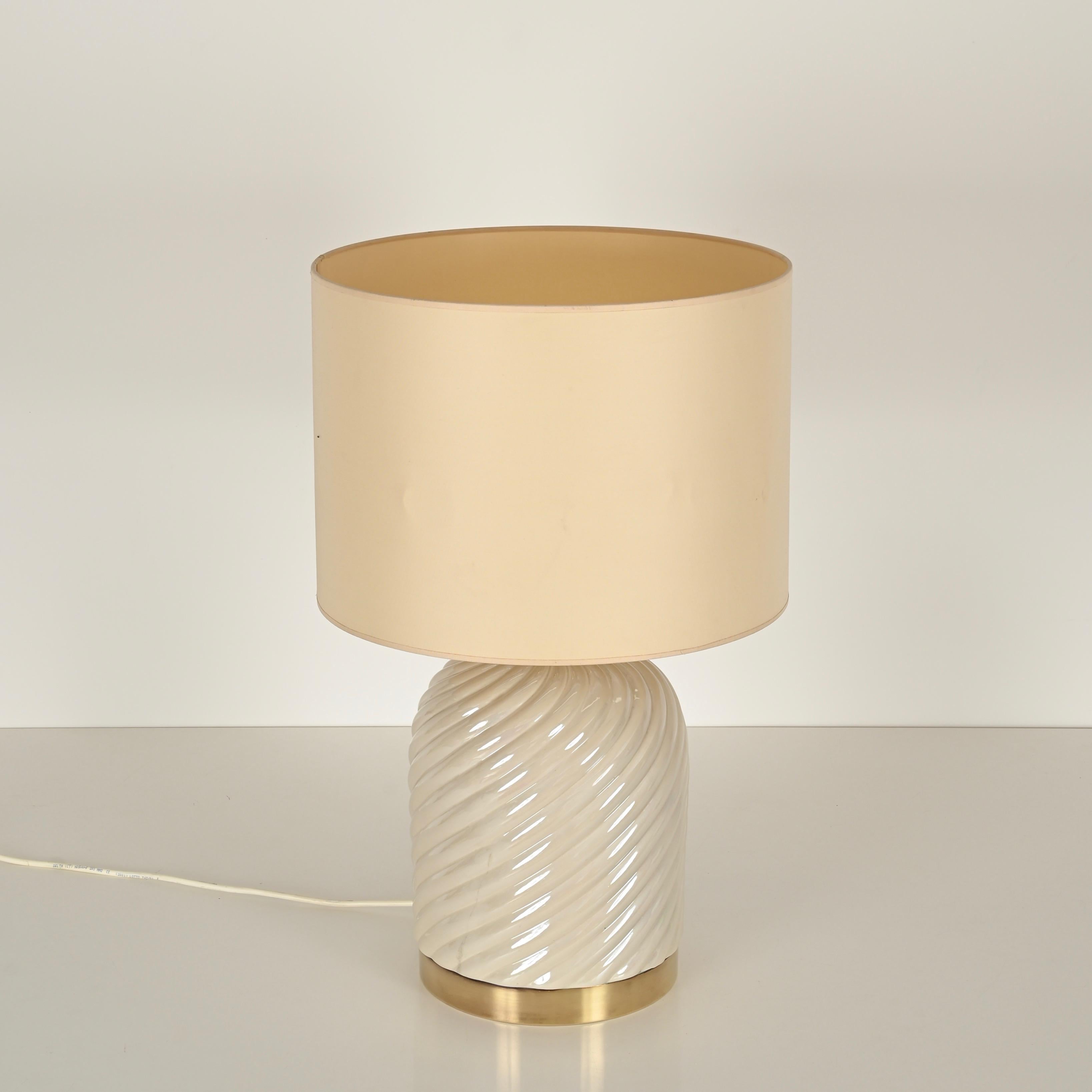 Lampe de bureau italienne Tommaso Barbi du milieu du siècle dernier en céramique crème et laiton, 1970 en vente 3