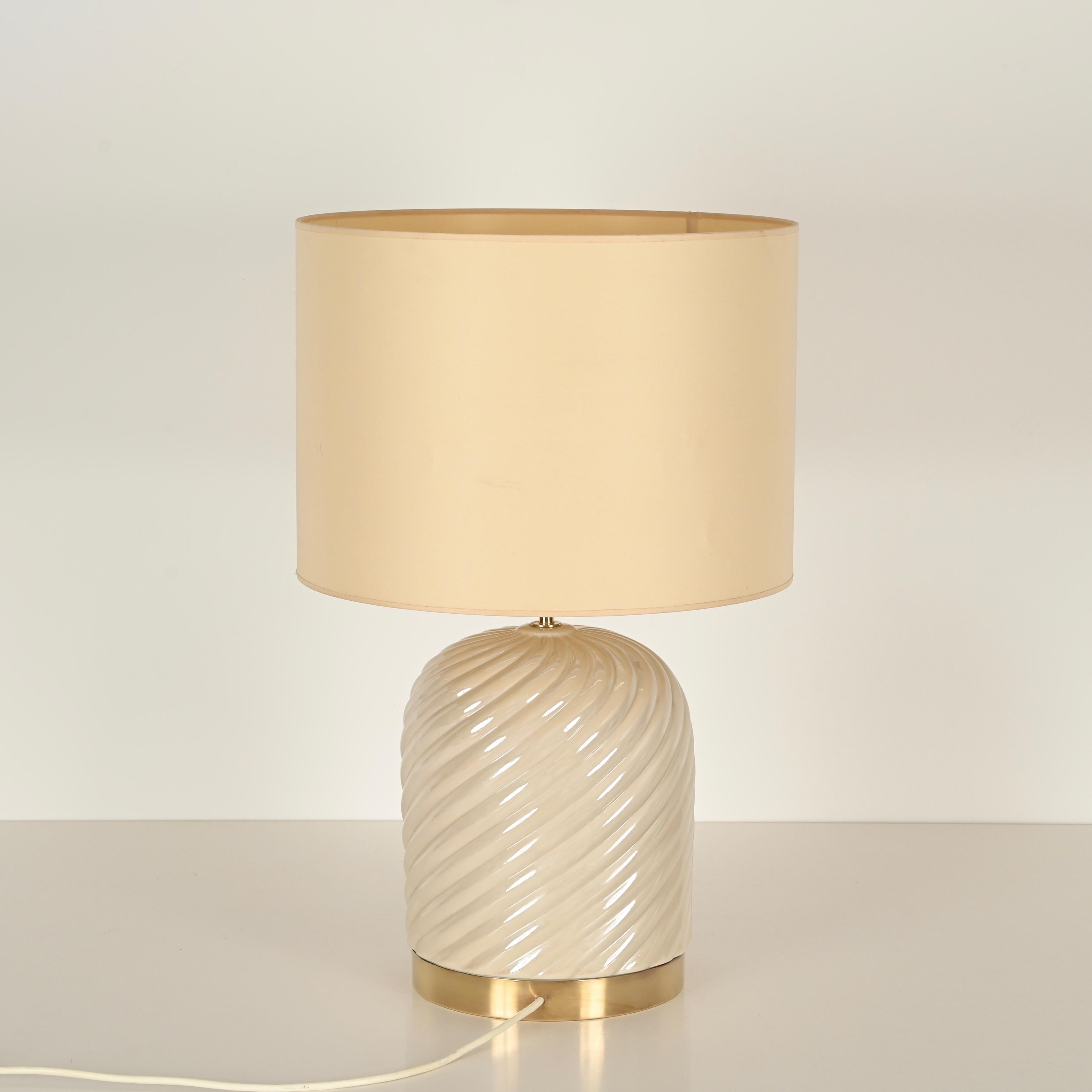 Lampe de bureau italienne Tommaso Barbi du milieu du siècle dernier en céramique crème et laiton, 1970 en vente 4