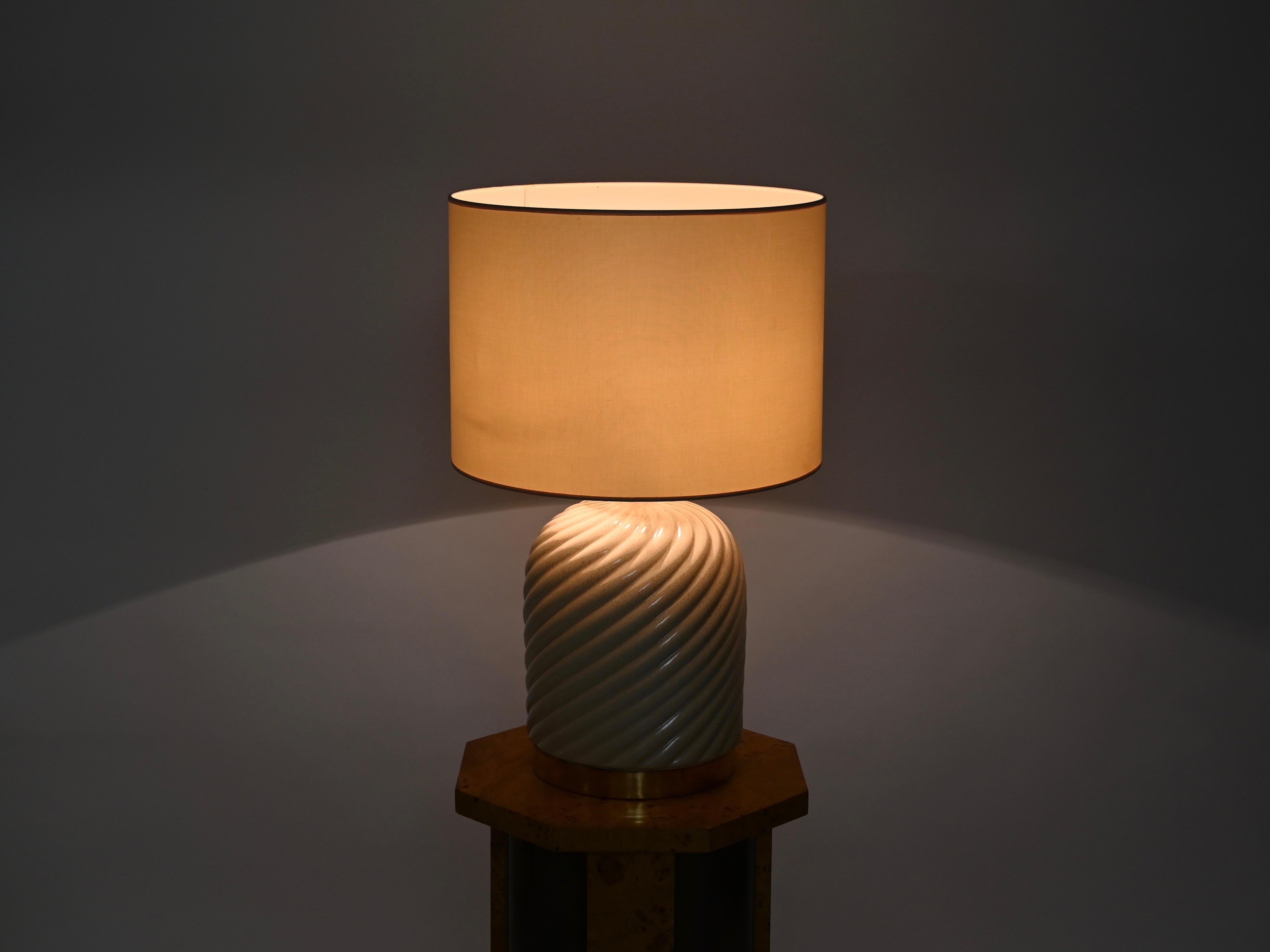 Tommaso Barbi Lampada da tavolo italiana di metà secolo in ceramica beige e ottone, anni '70 4