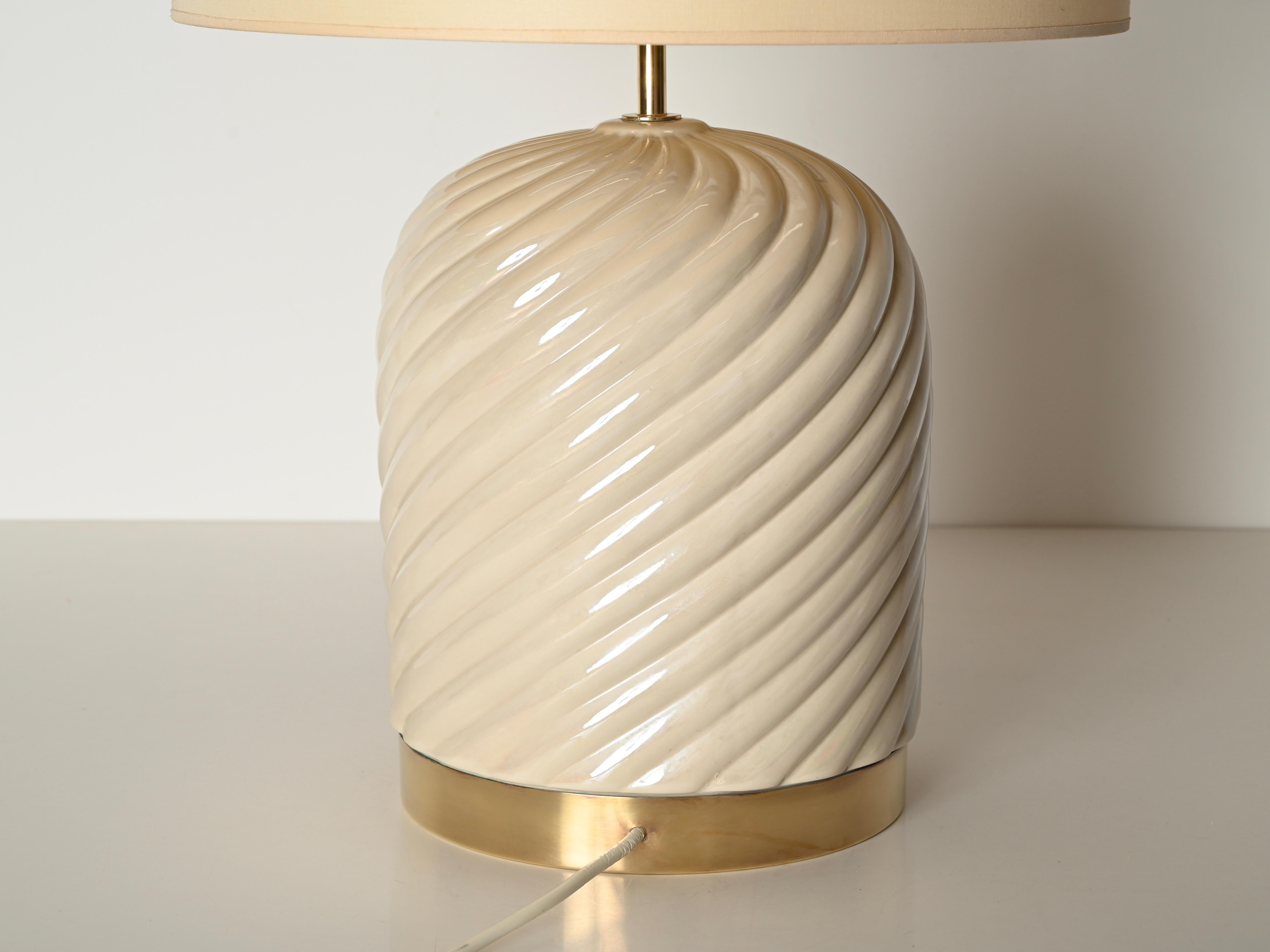Lampe de bureau italienne Tommaso Barbi du milieu du siècle dernier en céramique crème et laiton, 1970 en vente 5