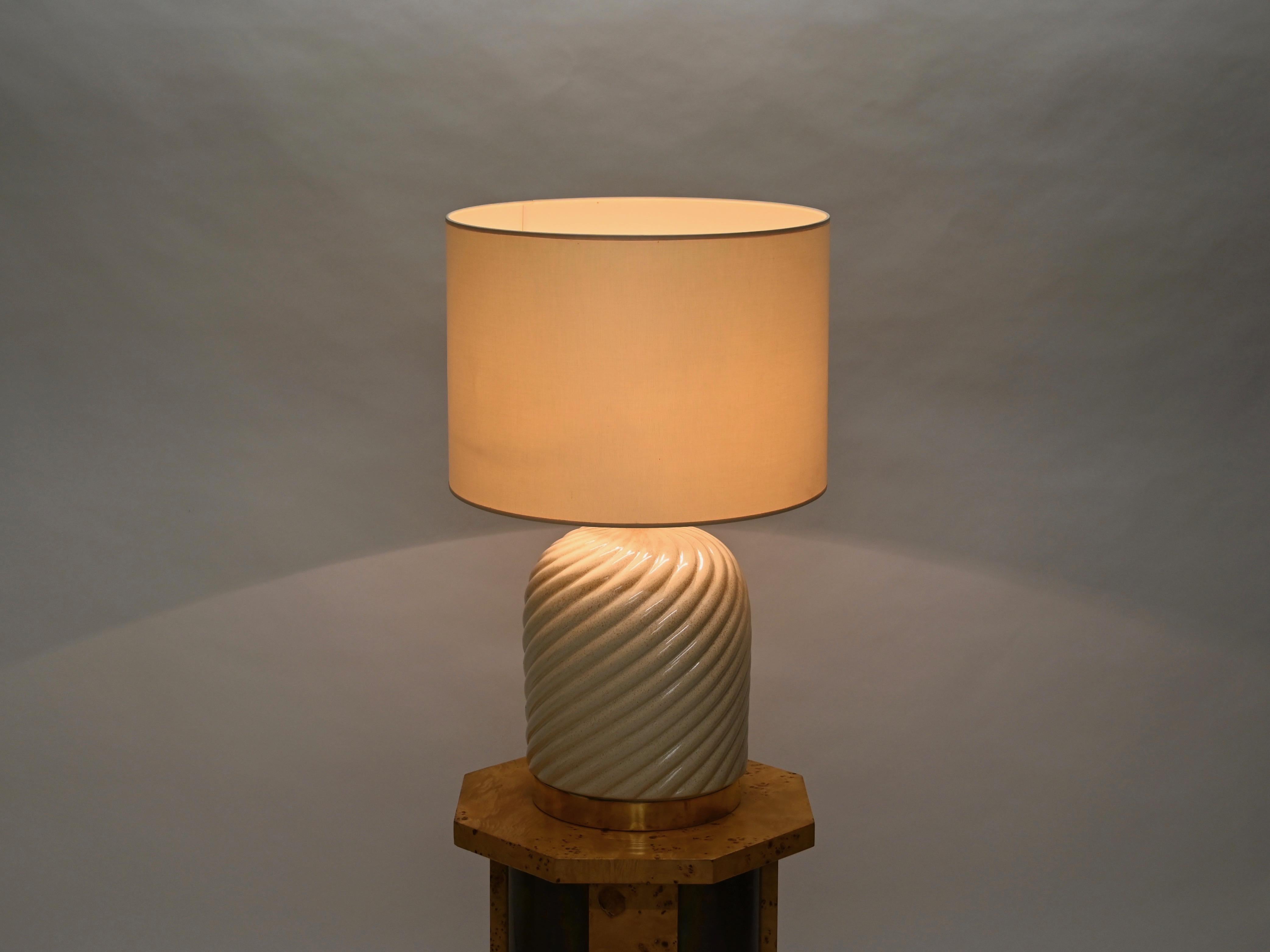 Tommaso Barbi Lampada da tavolo italiana di metà secolo in ceramica beige e ottone, anni '70 5