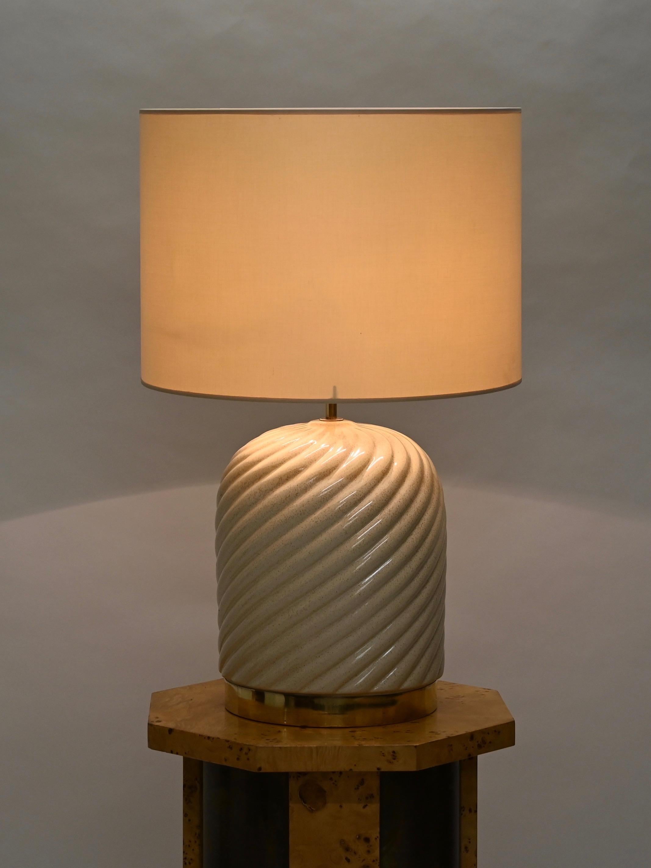 Tommaso Barbi Lampada da tavolo italiana di metà secolo in ceramica beige e ottone, anni '70 6