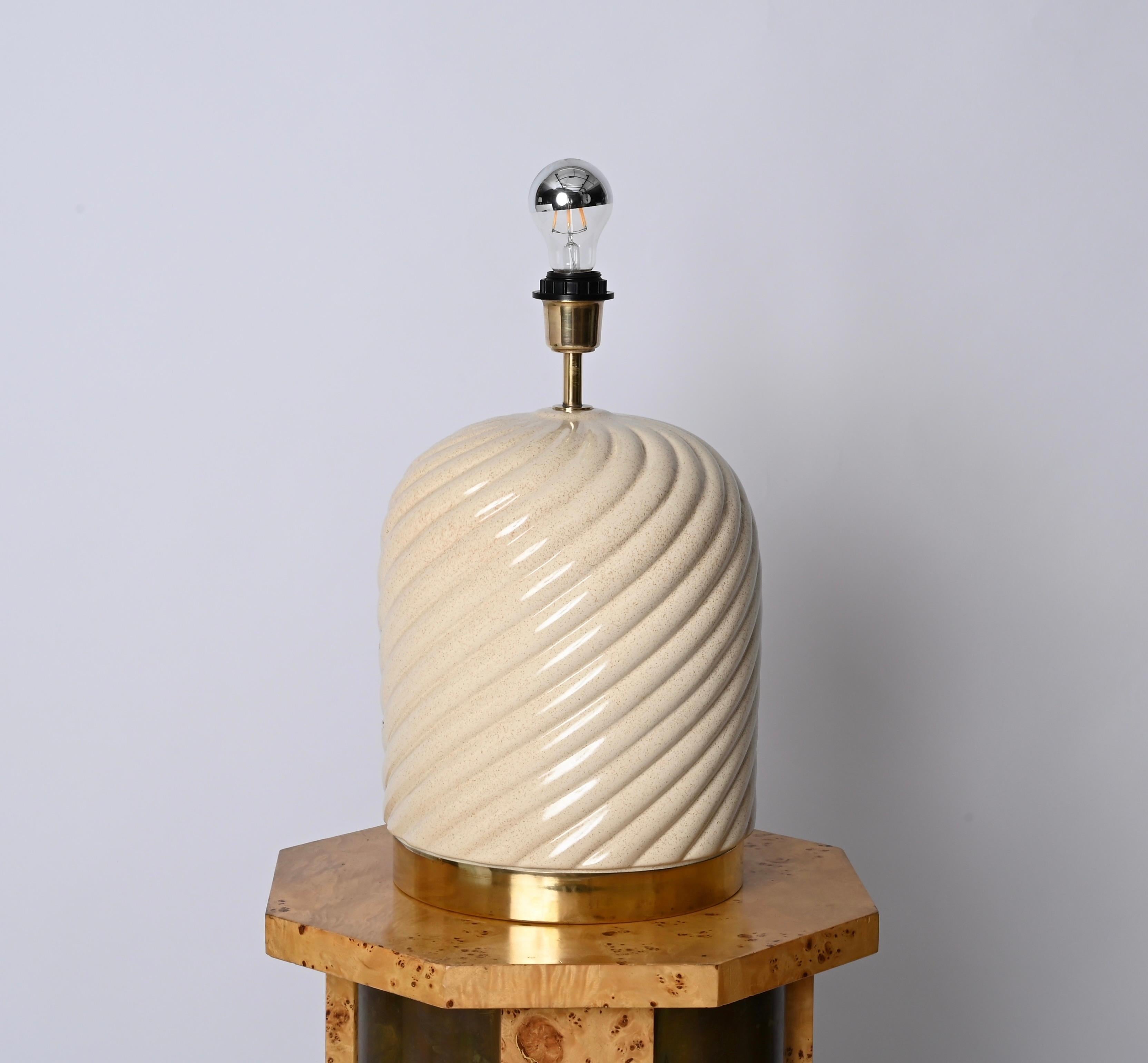 Tommaso Barbi Lampada da tavolo italiana di metà secolo in ceramica beige e ottone, anni '70 7