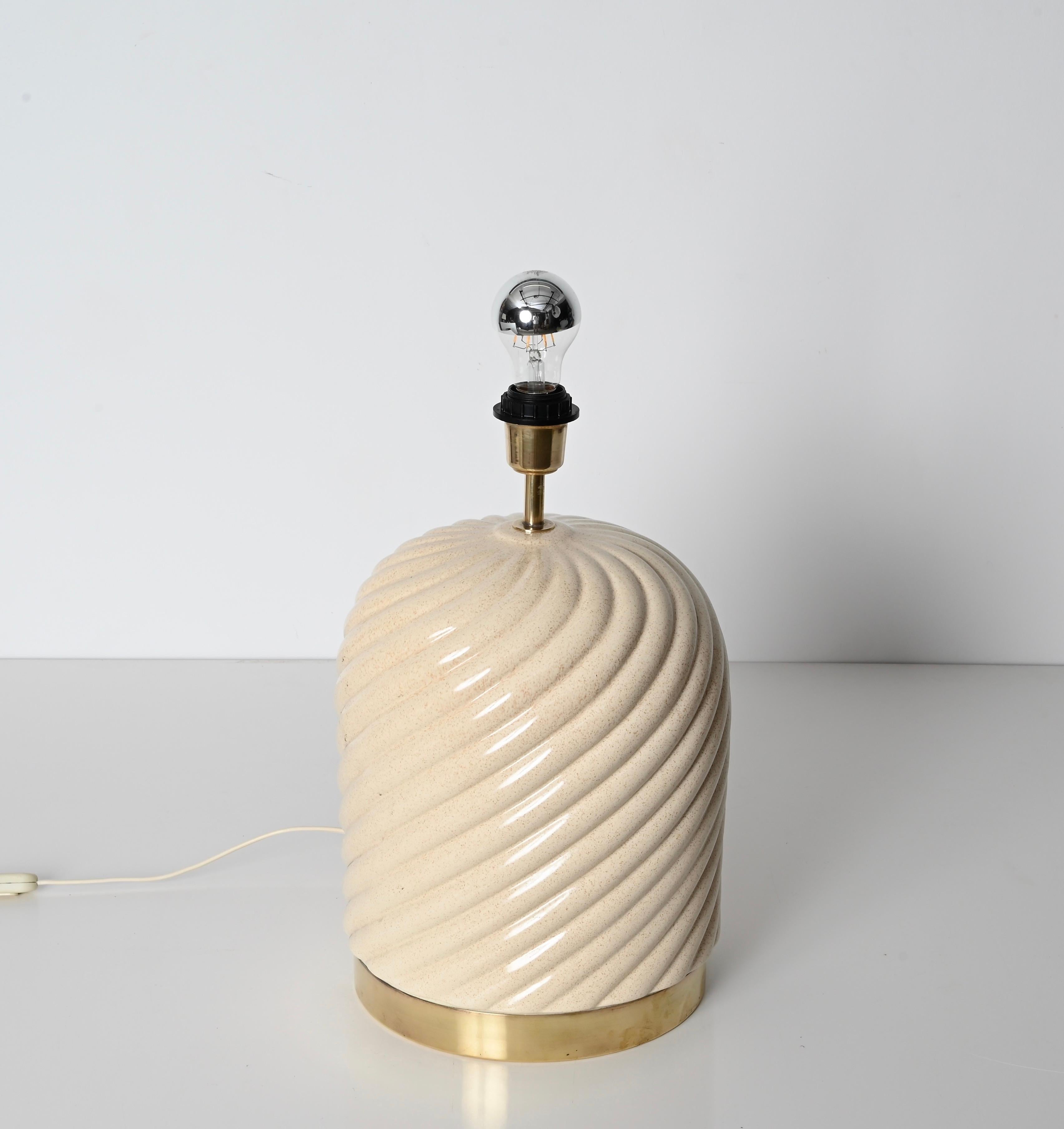 Tommaso Barbi Lampada da tavolo italiana di metà secolo in ceramica beige e ottone, anni '70 9