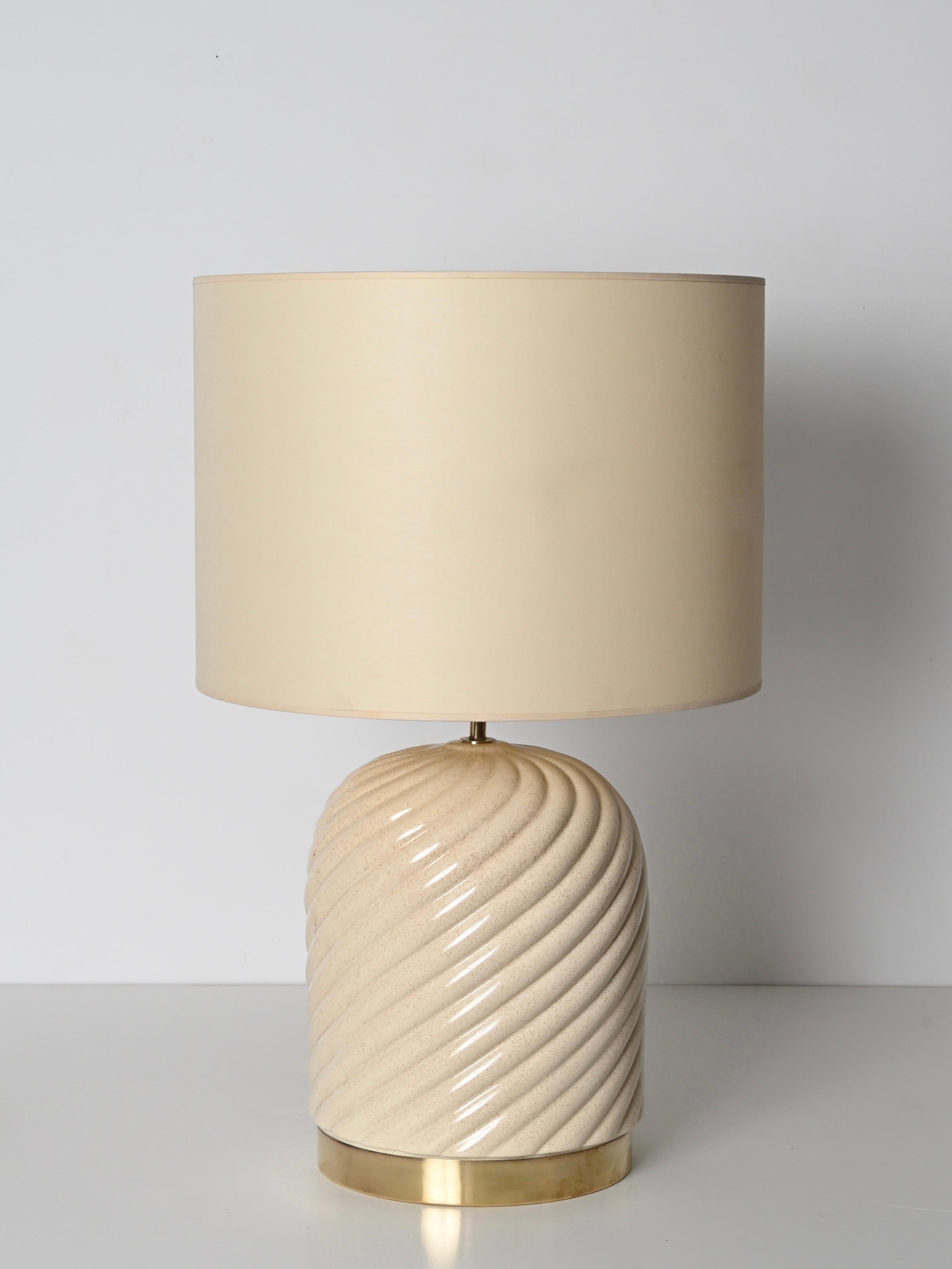 Tommaso Barbi Lampada da tavolo italiana di metà secolo in ceramica beige e ottone, anni '70 10
