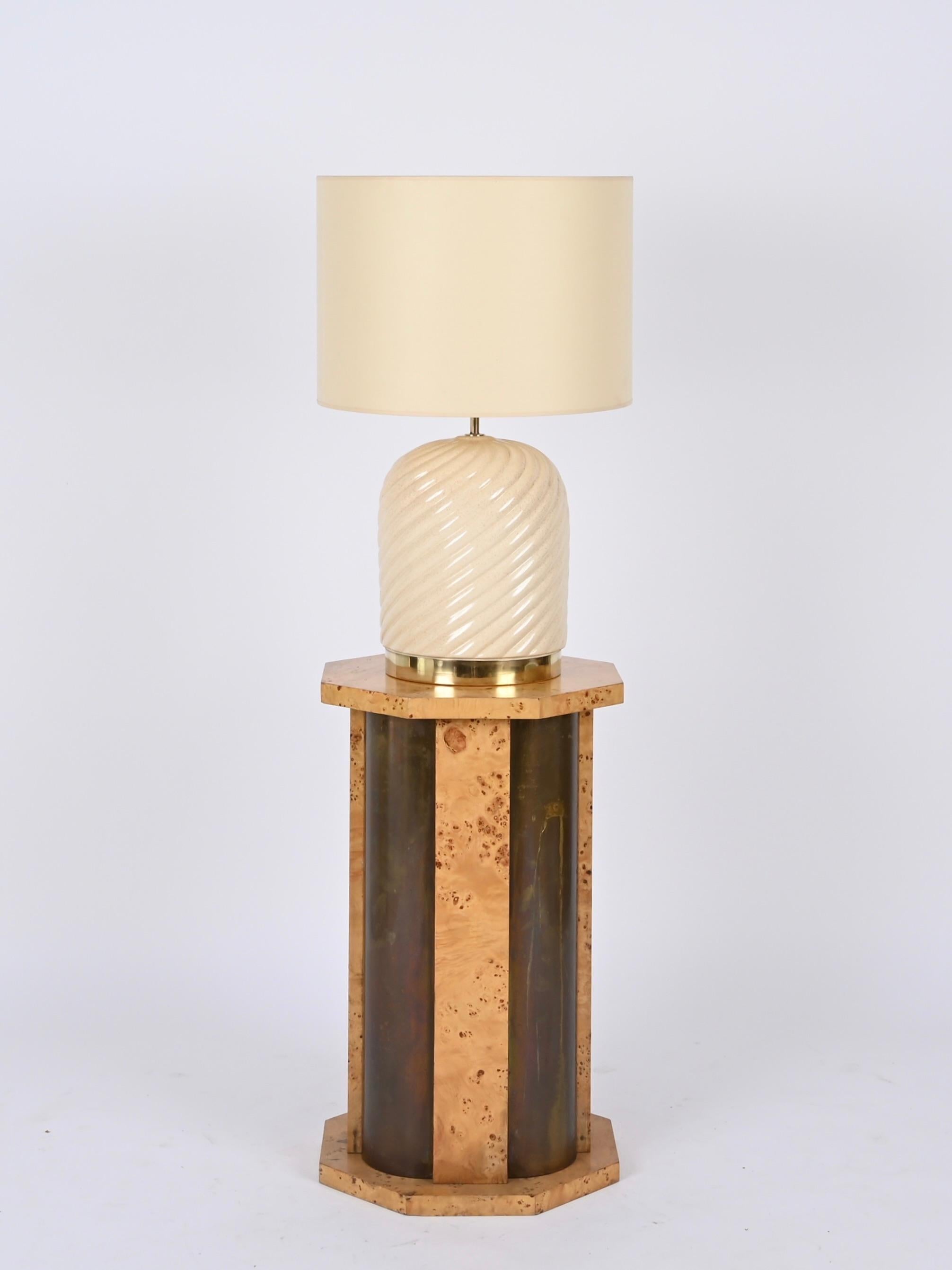 Stupefacente  Lampada da tavolo rotonda di metà secolo in una splendida ceramica color crema. Questa lampada iconica è stata disegnata e firmata da Tommaso Barbi in Italia all'inizio degli anni '70. 

Questa fantastica lampada ha un corpo rotondo in
