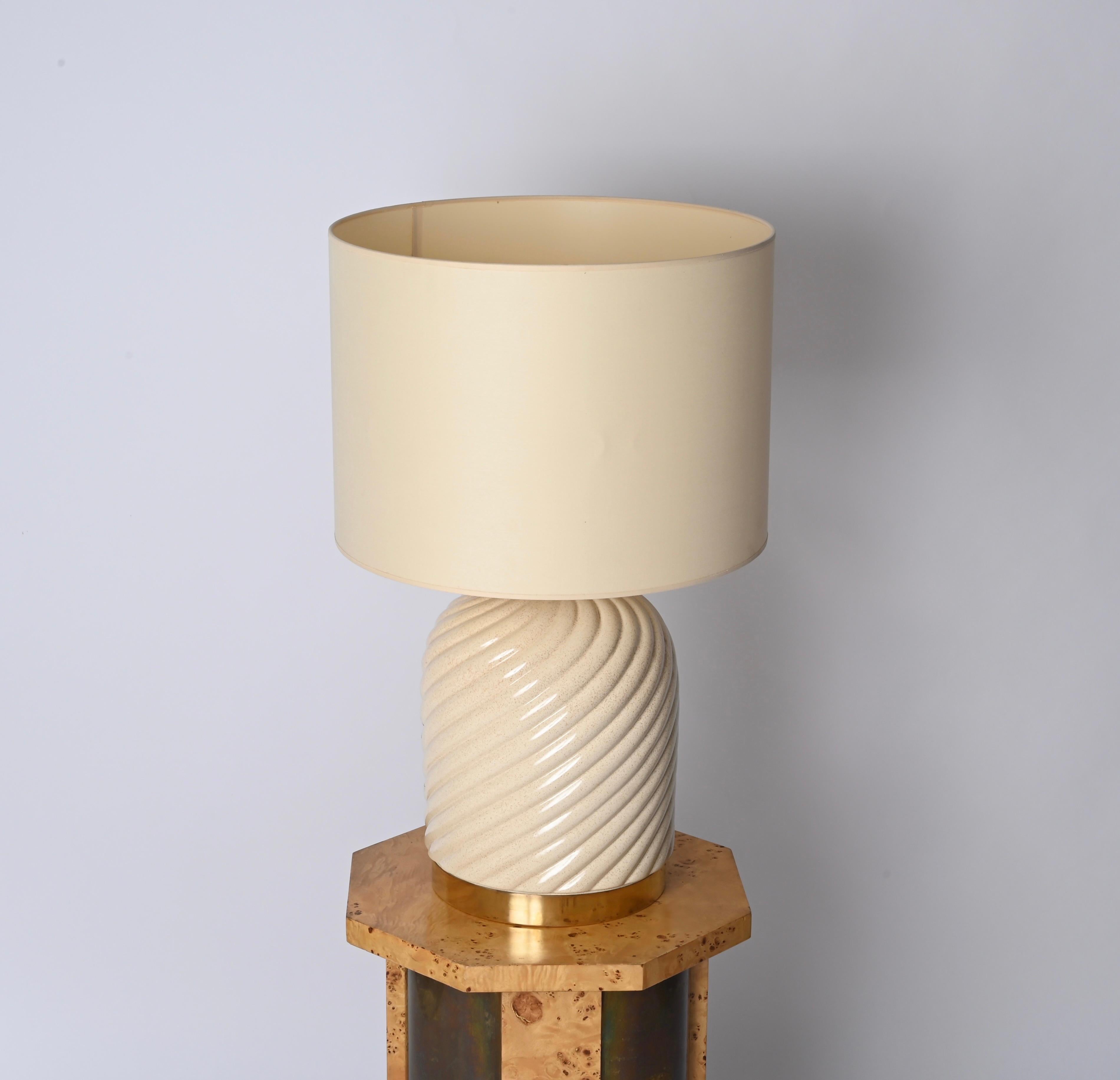 Mid-Century moderno Tommaso Barbi Lampada da tavolo italiana di metà secolo in ceramica beige e ottone, anni '70