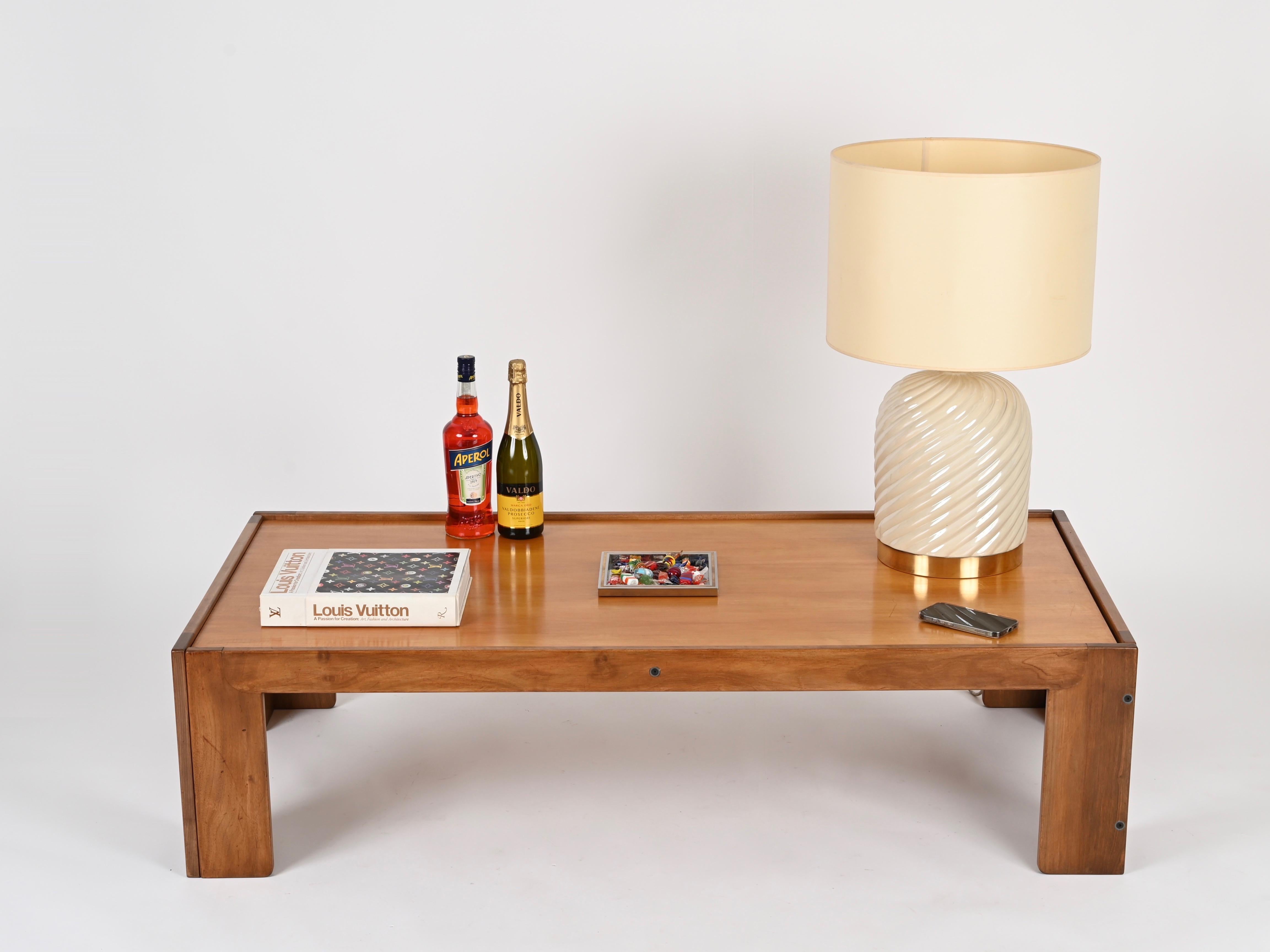 Mid-Century Modern Lampe de bureau italienne Tommaso Barbi du milieu du siècle dernier en céramique crème et laiton, 1970 en vente