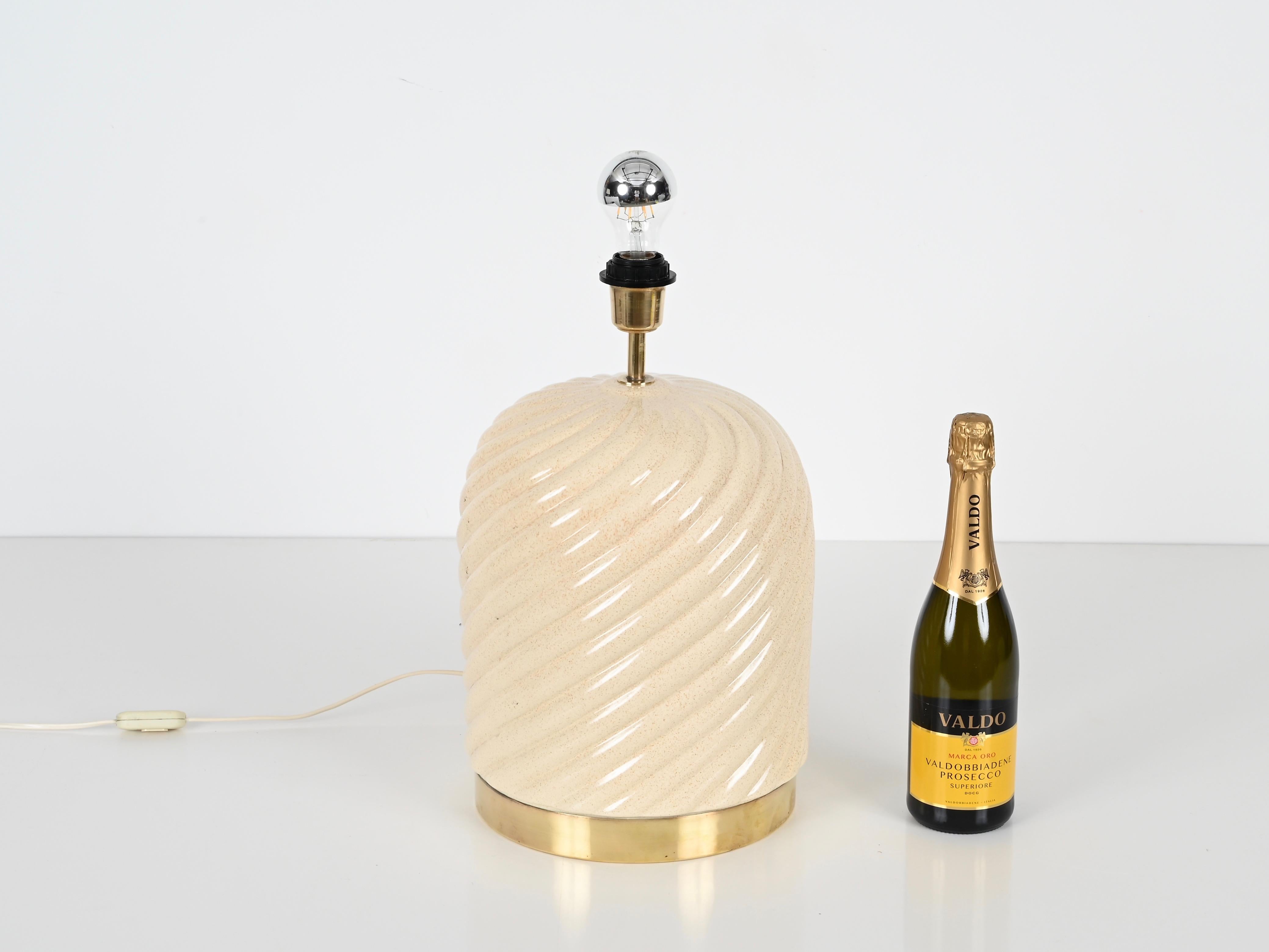 Italiano Tommaso Barbi Lampada da tavolo italiana di metà secolo in ceramica beige e ottone, anni '70