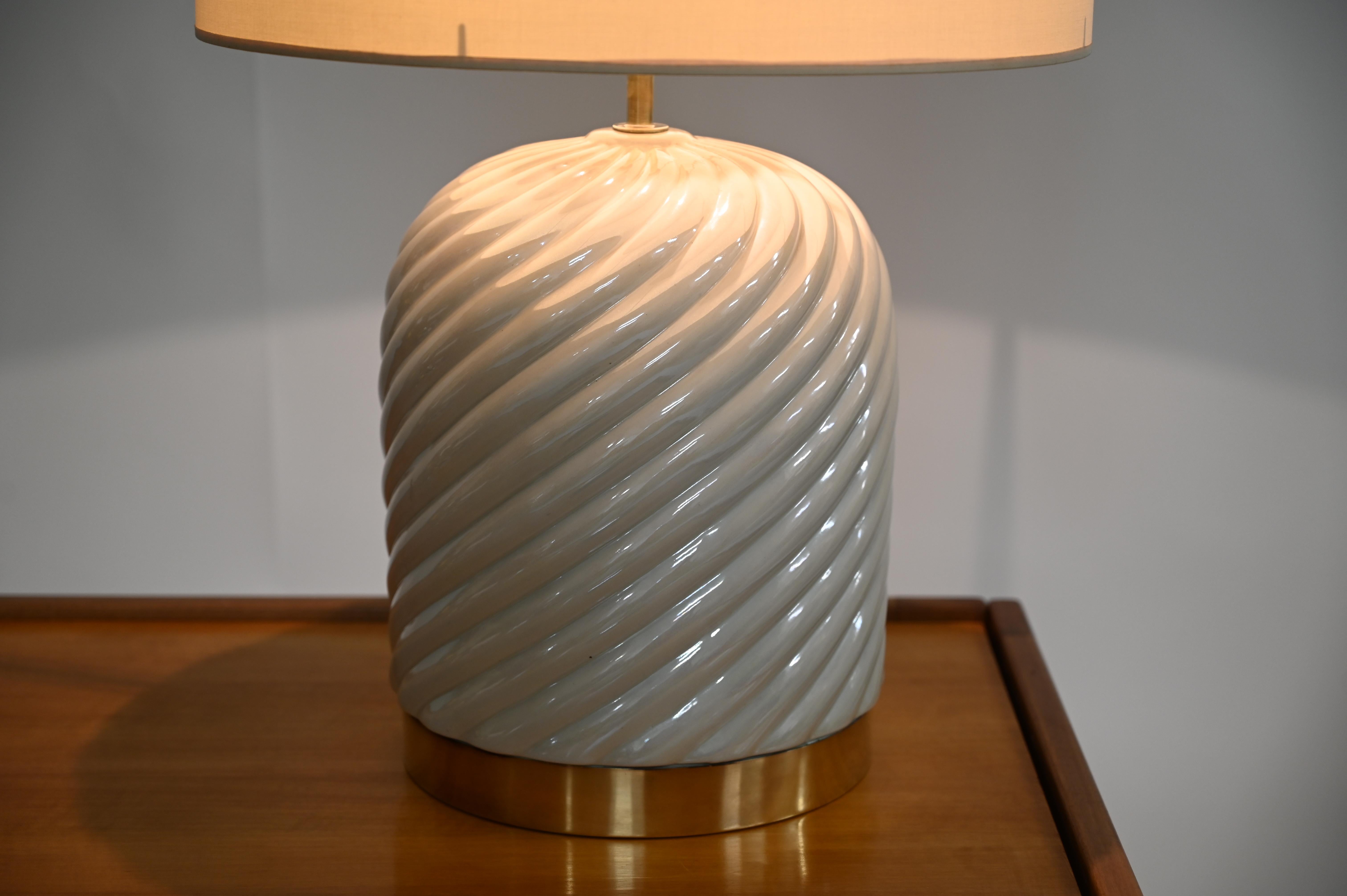 Lampe de bureau italienne Tommaso Barbi du milieu du siècle dernier en céramique crème et laiton, 1970 Bon état - En vente à Roma, IT