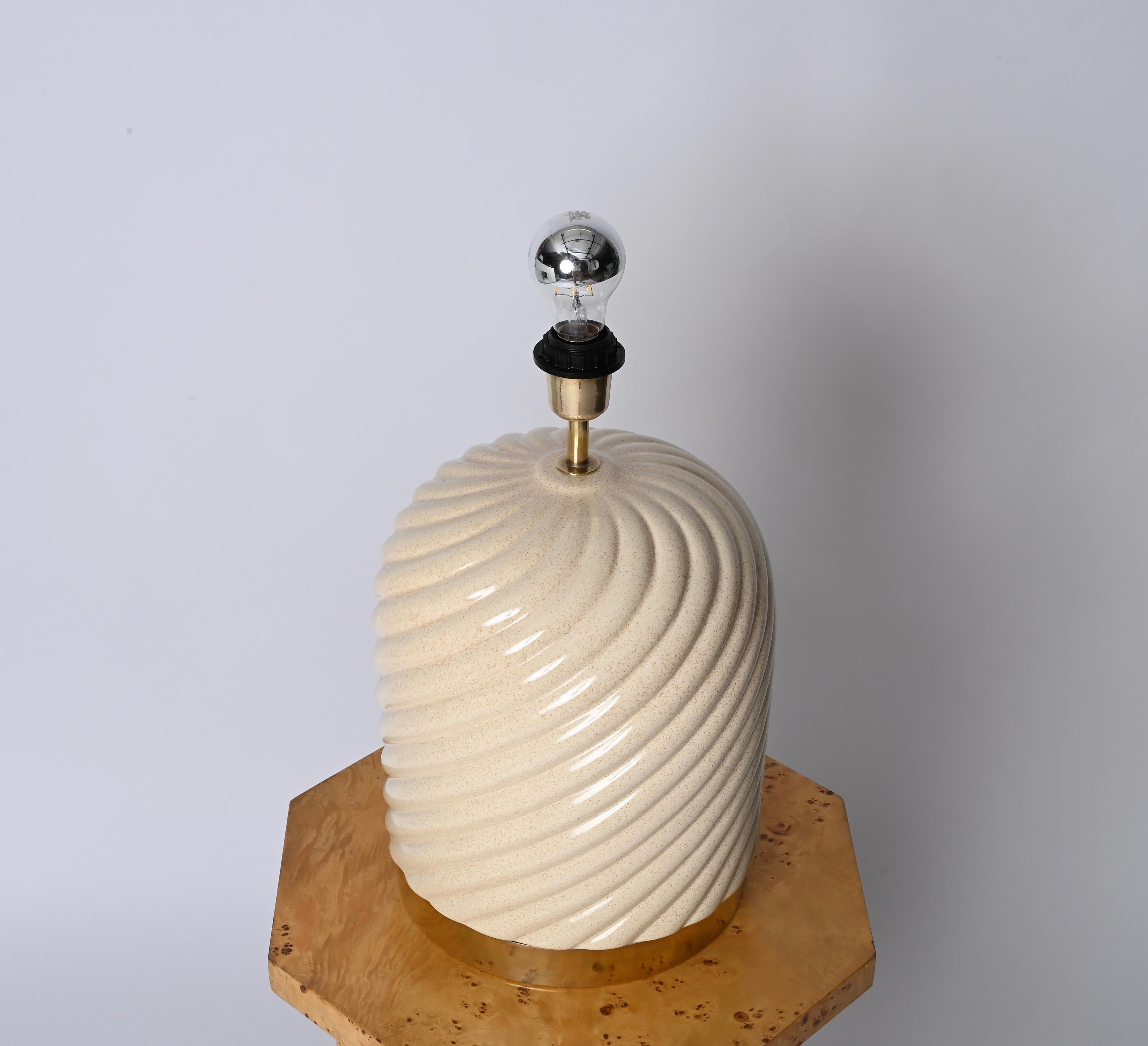 Tommaso Barbi Lampada da tavolo italiana di metà secolo in ceramica beige e ottone, anni '70 In condizioni buone a Roma, IT