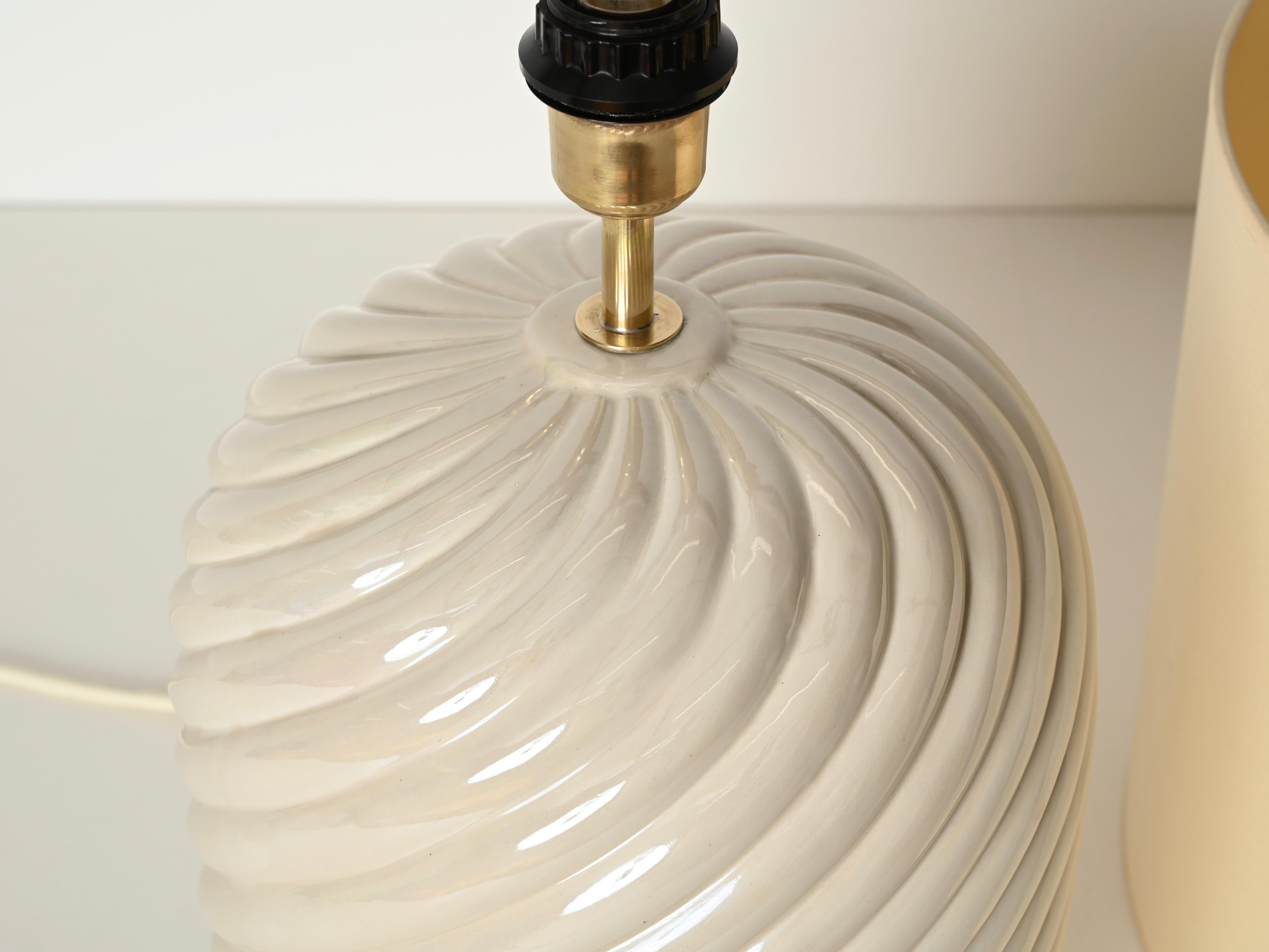 Fin du 20e siècle Lampe de bureau italienne Tommaso Barbi du milieu du siècle dernier en céramique crème et laiton, 1970 en vente
