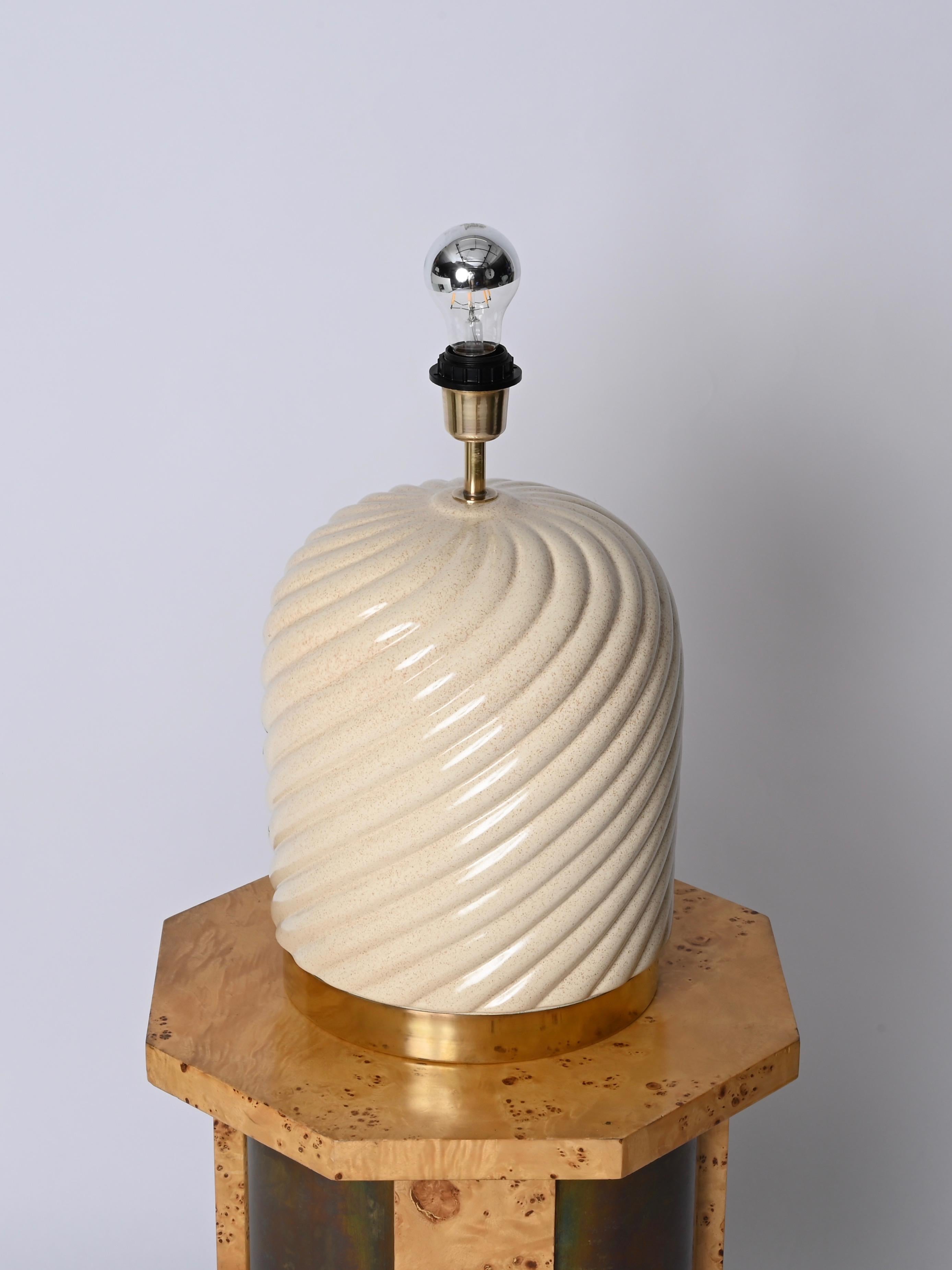 Fine XX secolo Tommaso Barbi Lampada da tavolo italiana di metà secolo in ceramica beige e ottone, anni '70
