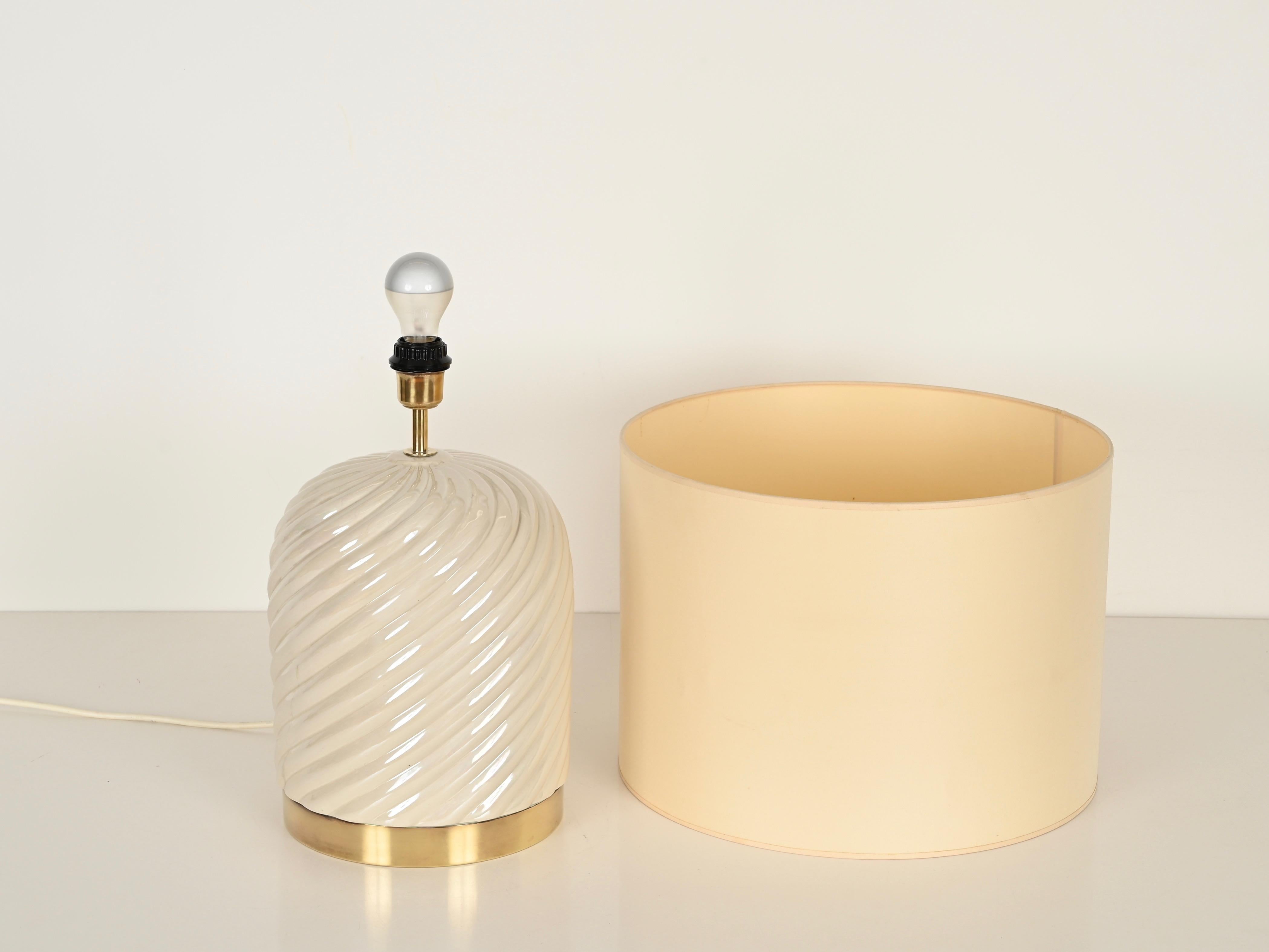 Laiton Lampe de bureau italienne Tommaso Barbi du milieu du siècle dernier en céramique crème et laiton, 1970 en vente