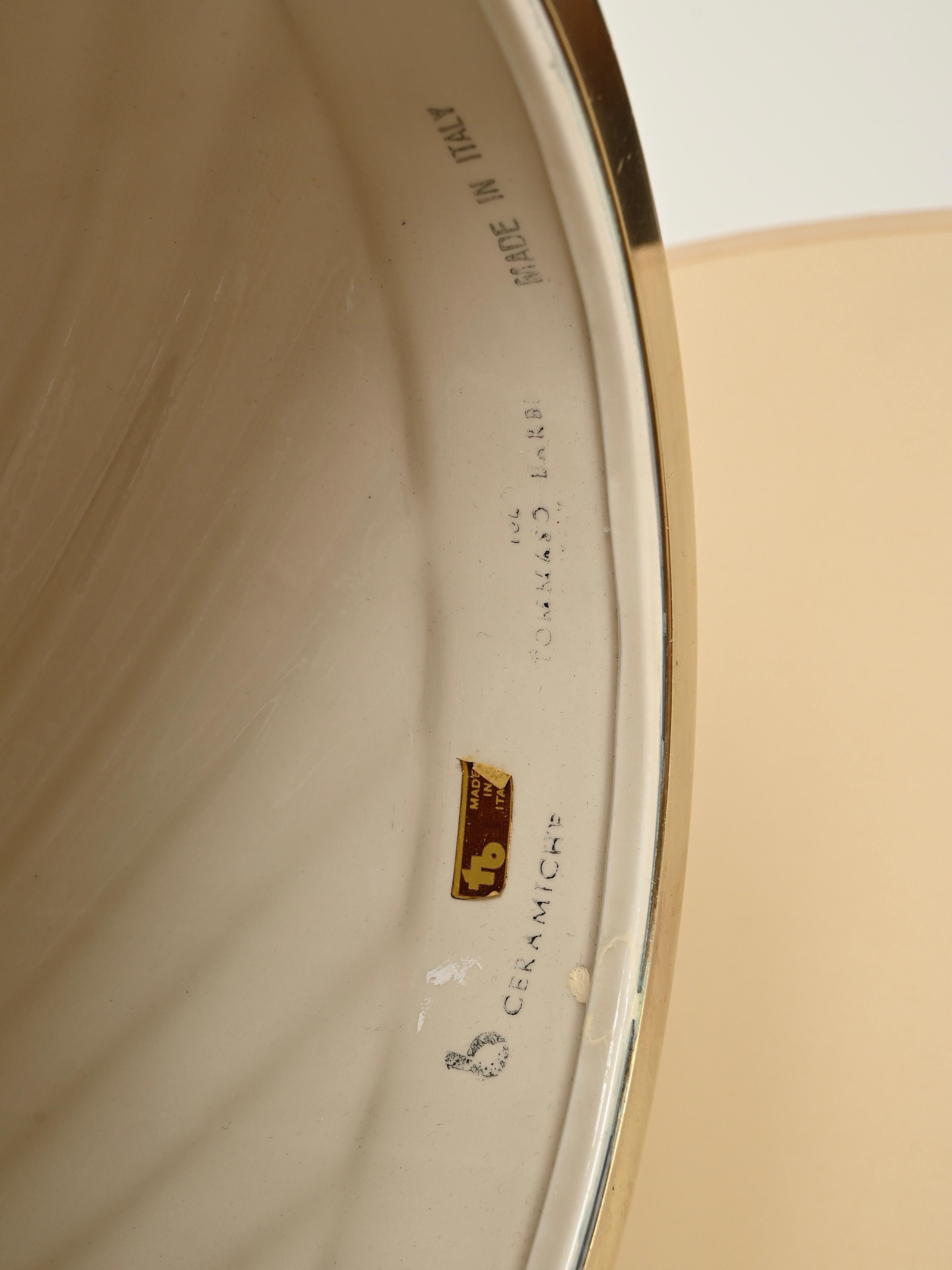 Lampe de bureau italienne Tommaso Barbi du milieu du siècle dernier en céramique crème et laiton, 1970 en vente 1