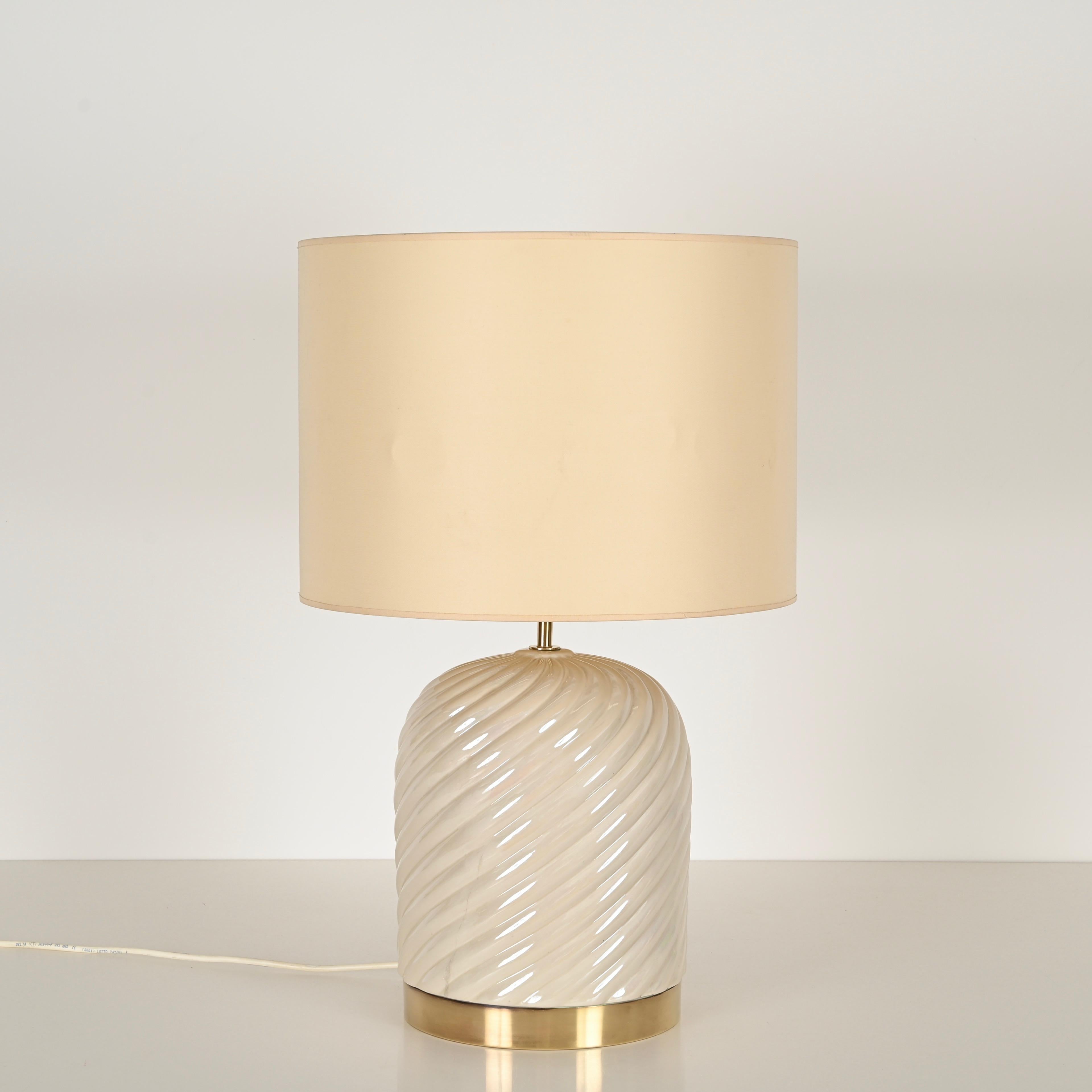 Lampe de bureau italienne Tommaso Barbi du milieu du siècle dernier en céramique crème et laiton, 1970 en vente 2