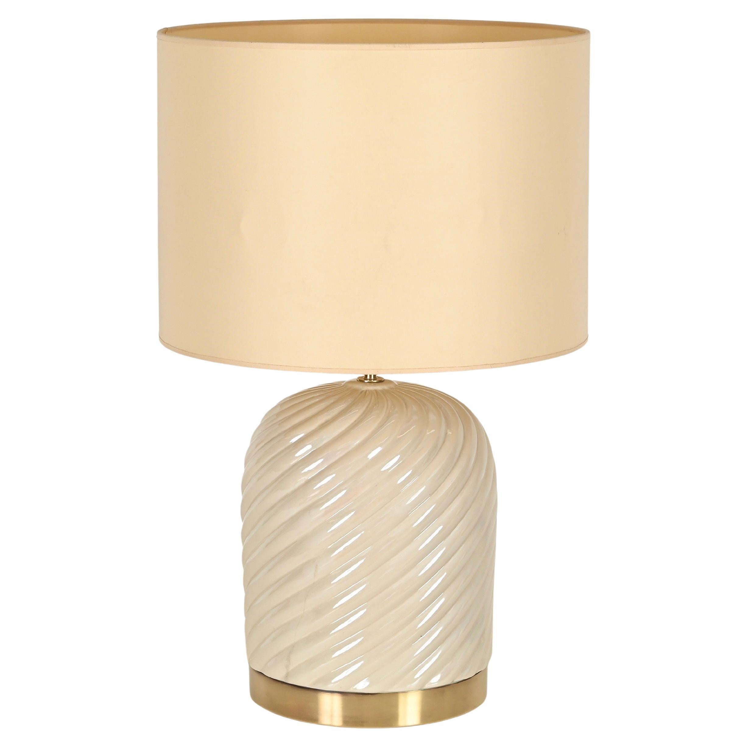 Lampe de bureau italienne Tommaso Barbi du milieu du siècle dernier en céramique crème et laiton, 1970 en vente