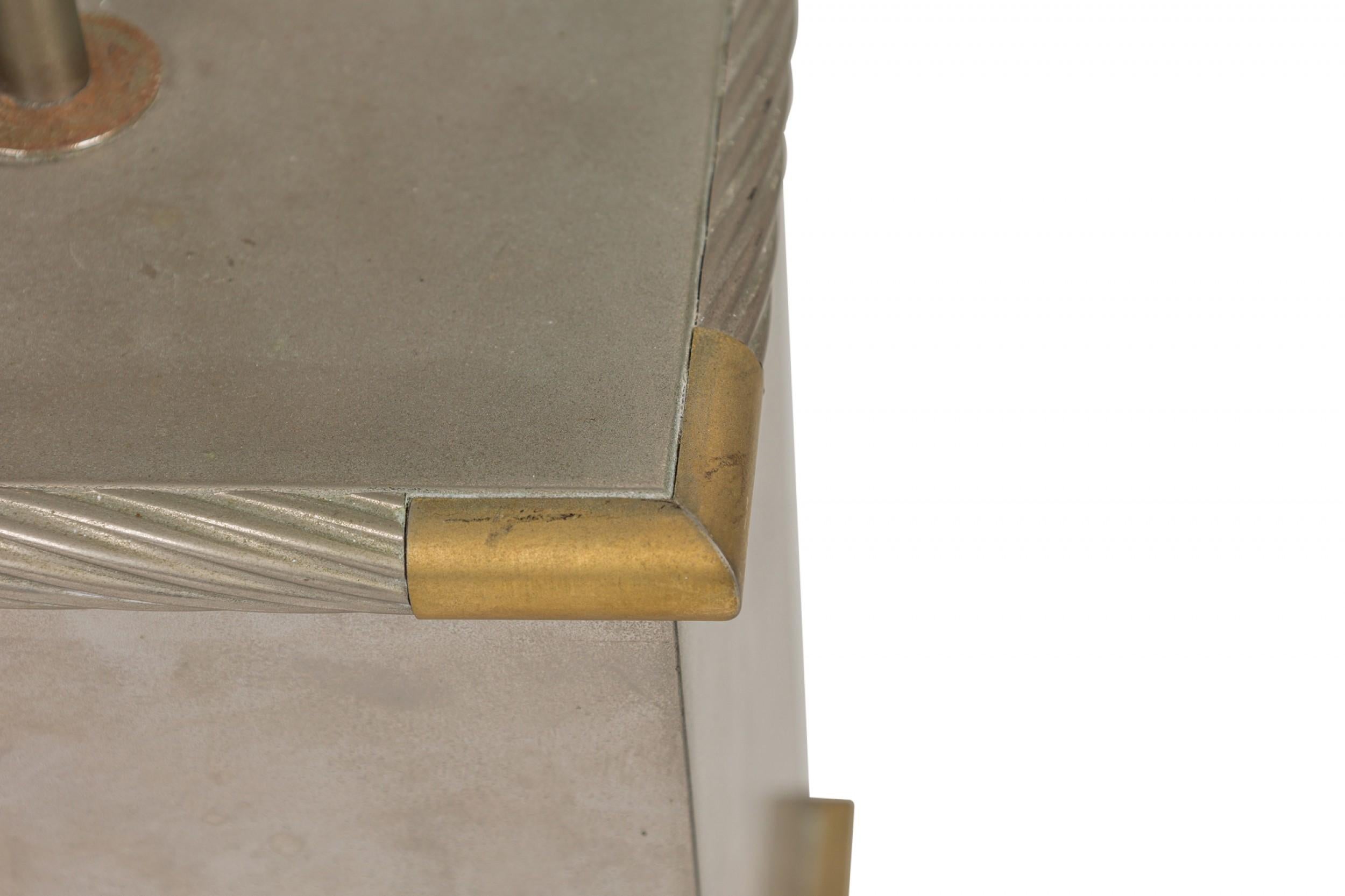 Italienische Tischlampe aus Messing und Silberblech aus der Mitte des Jahrhunderts in rechteckiger Form mit gedrehtem Metallstiel, der von einer nicht funktionierenden Lichtschalterfassung gekrönt wird. Die Ober- und Unterseite des Körpers weisen