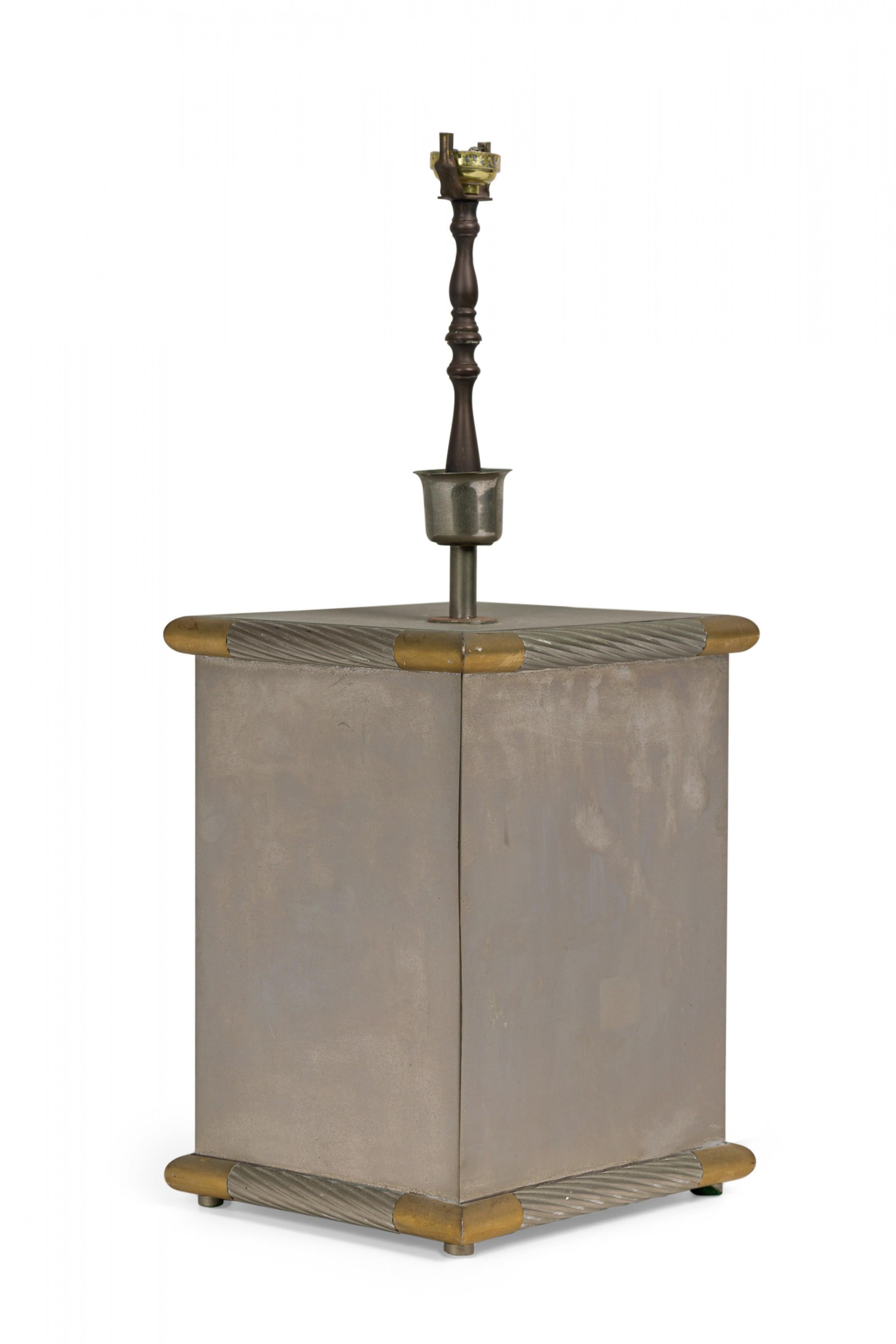 Rechteckige italienische Mid-Century-Tischlampe aus Messing und Tafelsilber von Tommaso Barbi (20. Jahrhundert) im Angebot