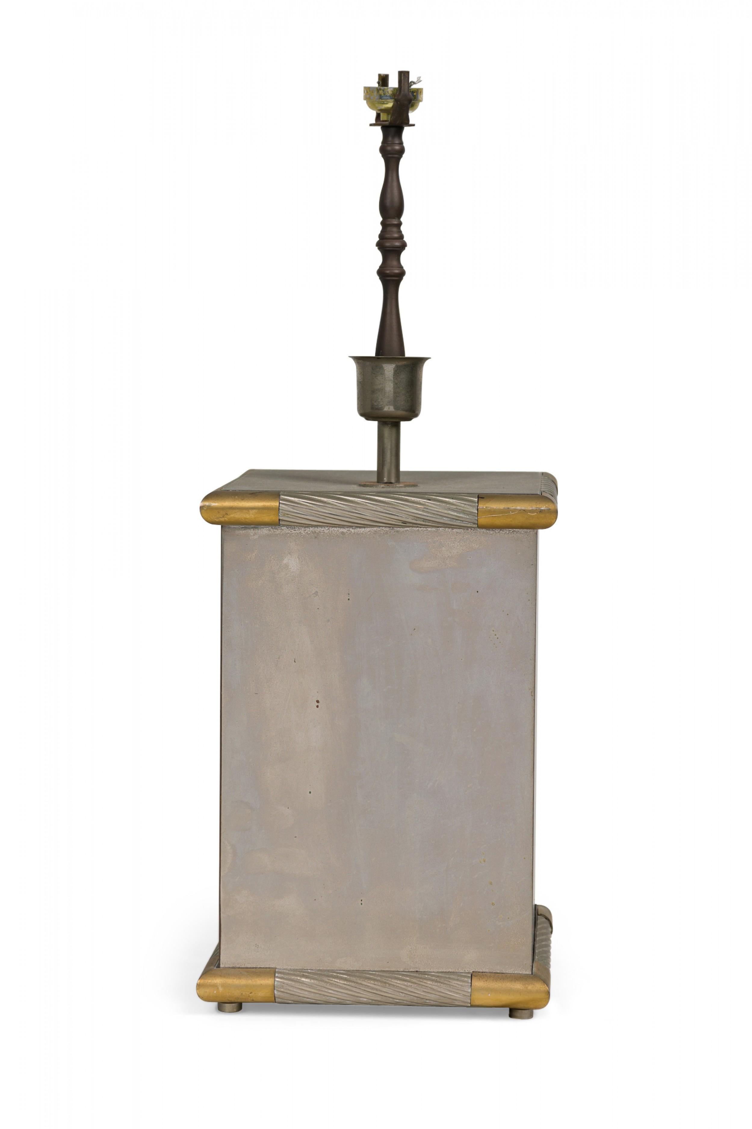 Rechteckige italienische Mid-Century-Tischlampe aus Messing und Tafelsilber von Tommaso Barbi (Metall) im Angebot