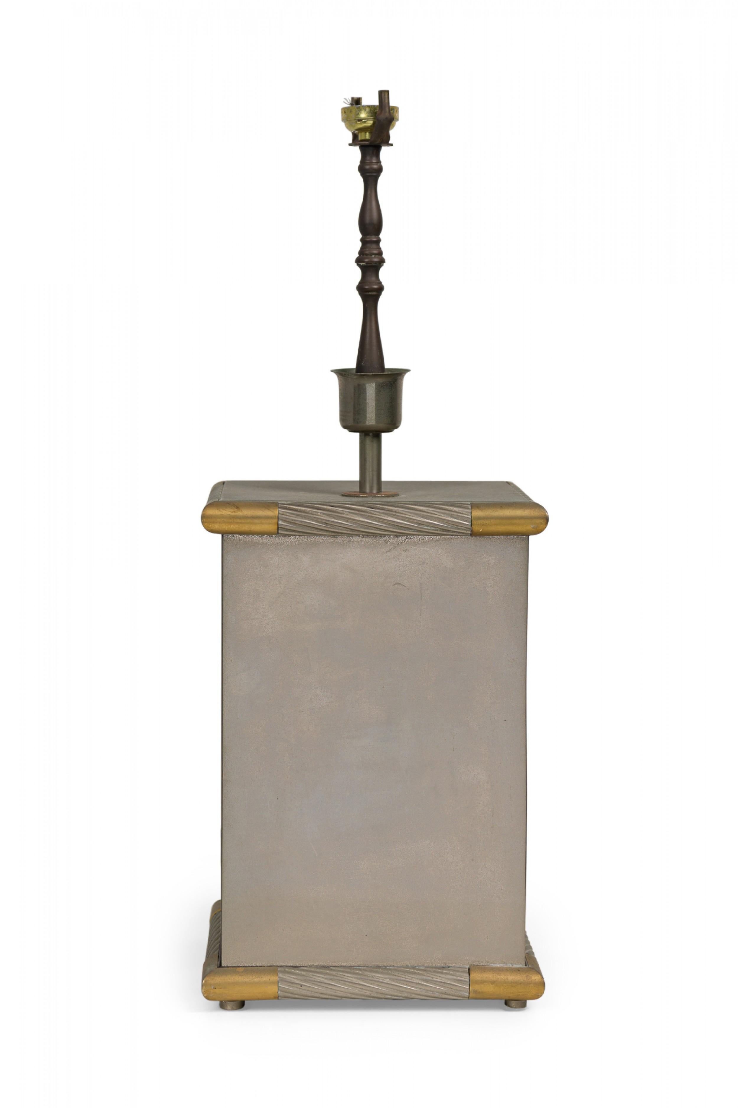 Rechteckige italienische Mid-Century-Tischlampe aus Messing und Tafelsilber von Tommaso Barbi im Angebot 1